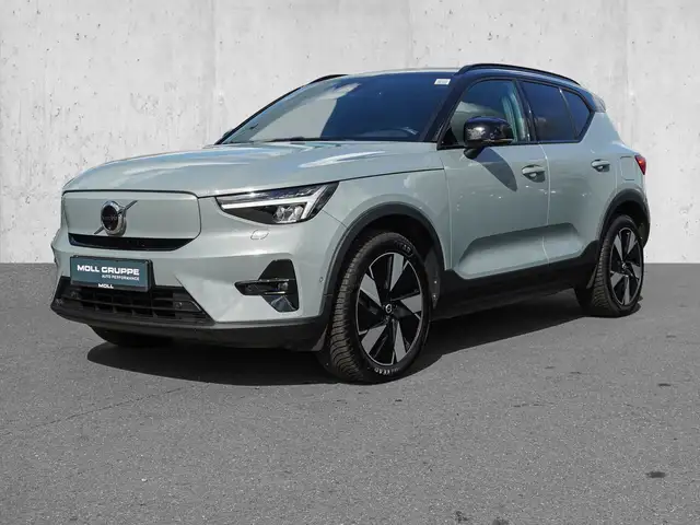 Volvo XC40 view 2
