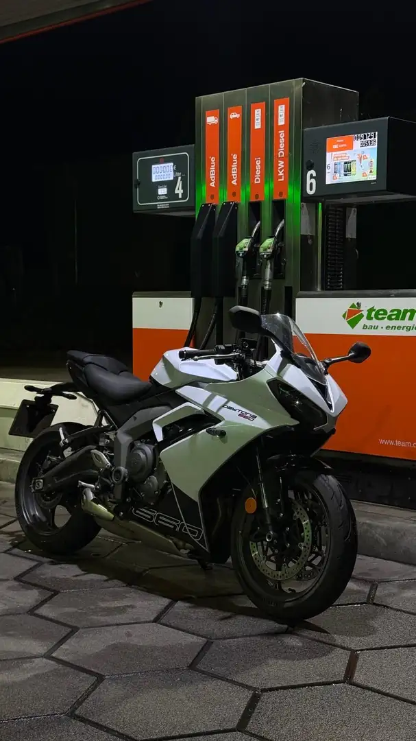 Triumph Daytona 650 - 1