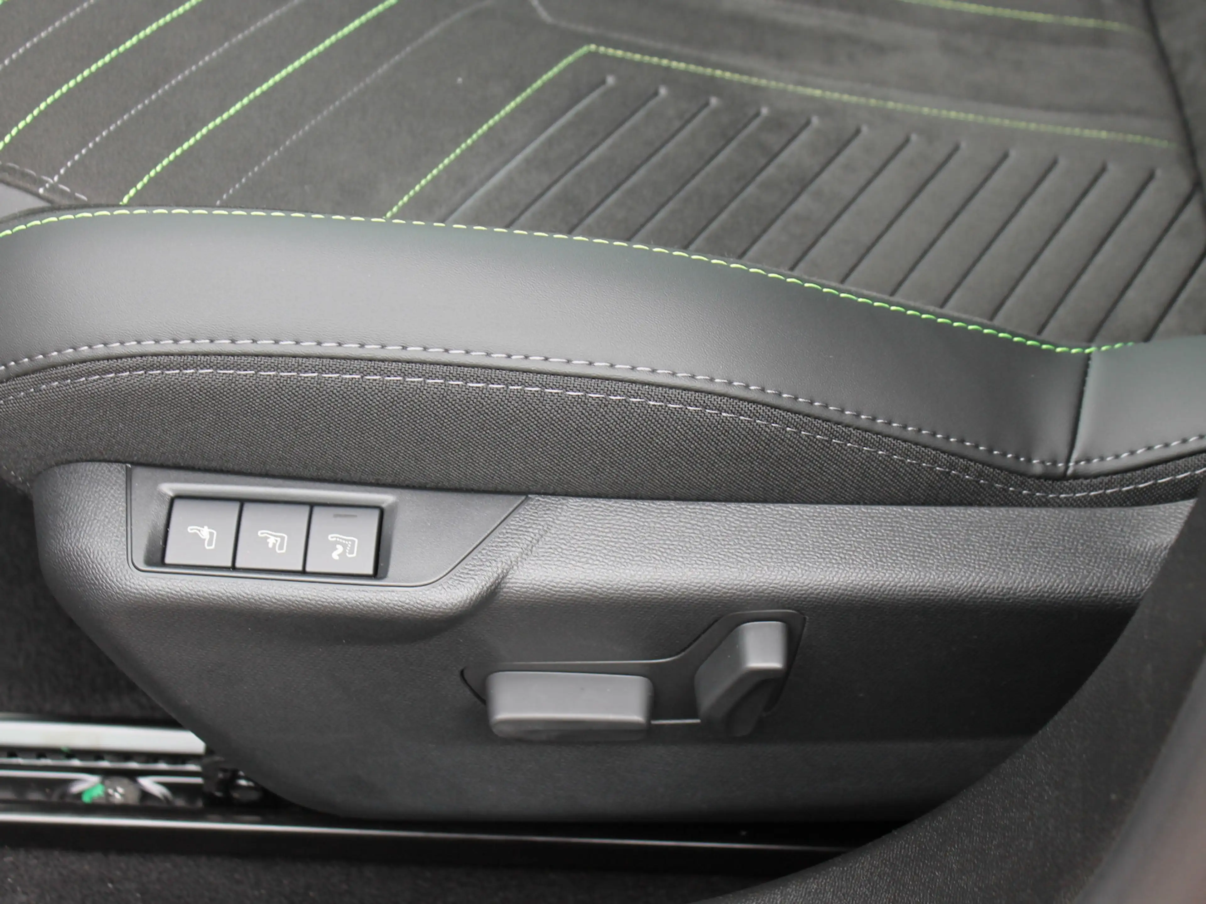 Peugeot e-2008 GT 156 18´´ LM/ OBC 3-Ph — photo 10