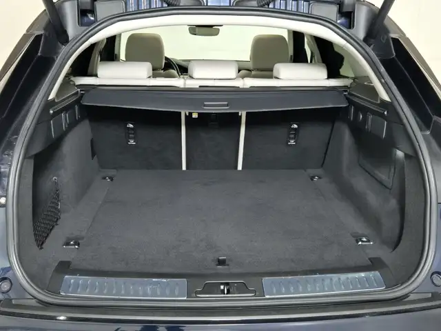 Land Rover Range Rover Velar view 13