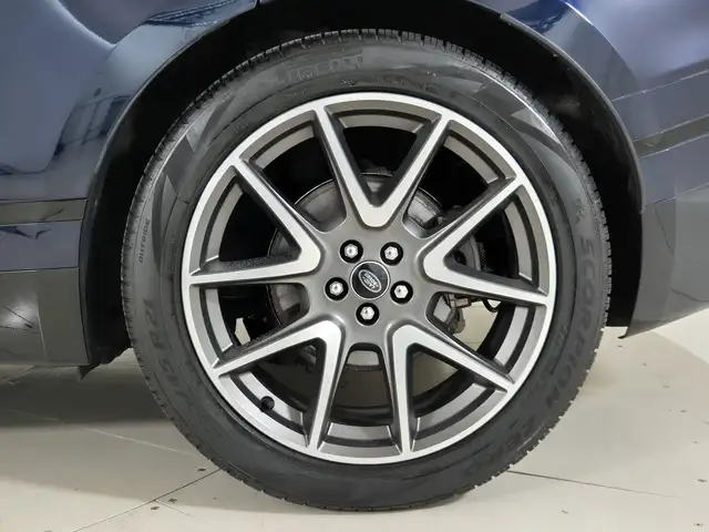 Land Rover Range Rover Velar view 9