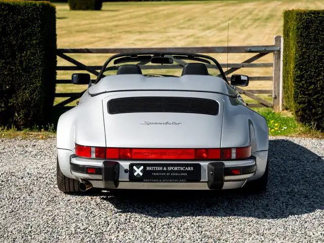 Porsche 911 view 5