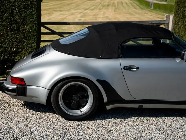 Porsche 911 view 13