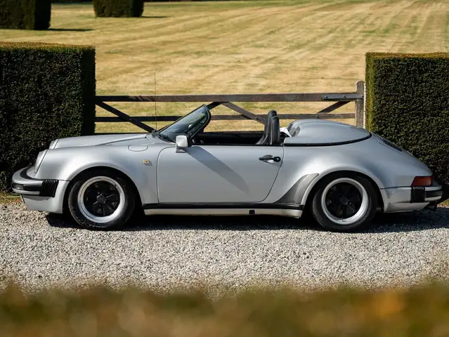 Porsche 911 view 3