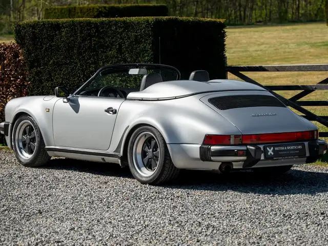 Porsche 911 view 4