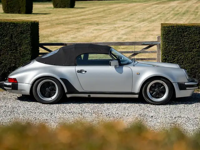 Porsche 911 view 6