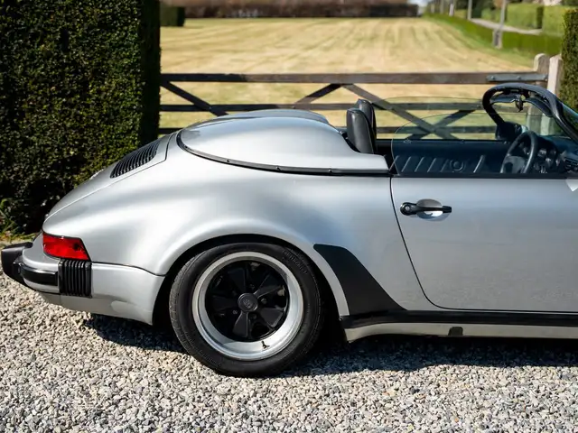 Porsche 911 view 15
