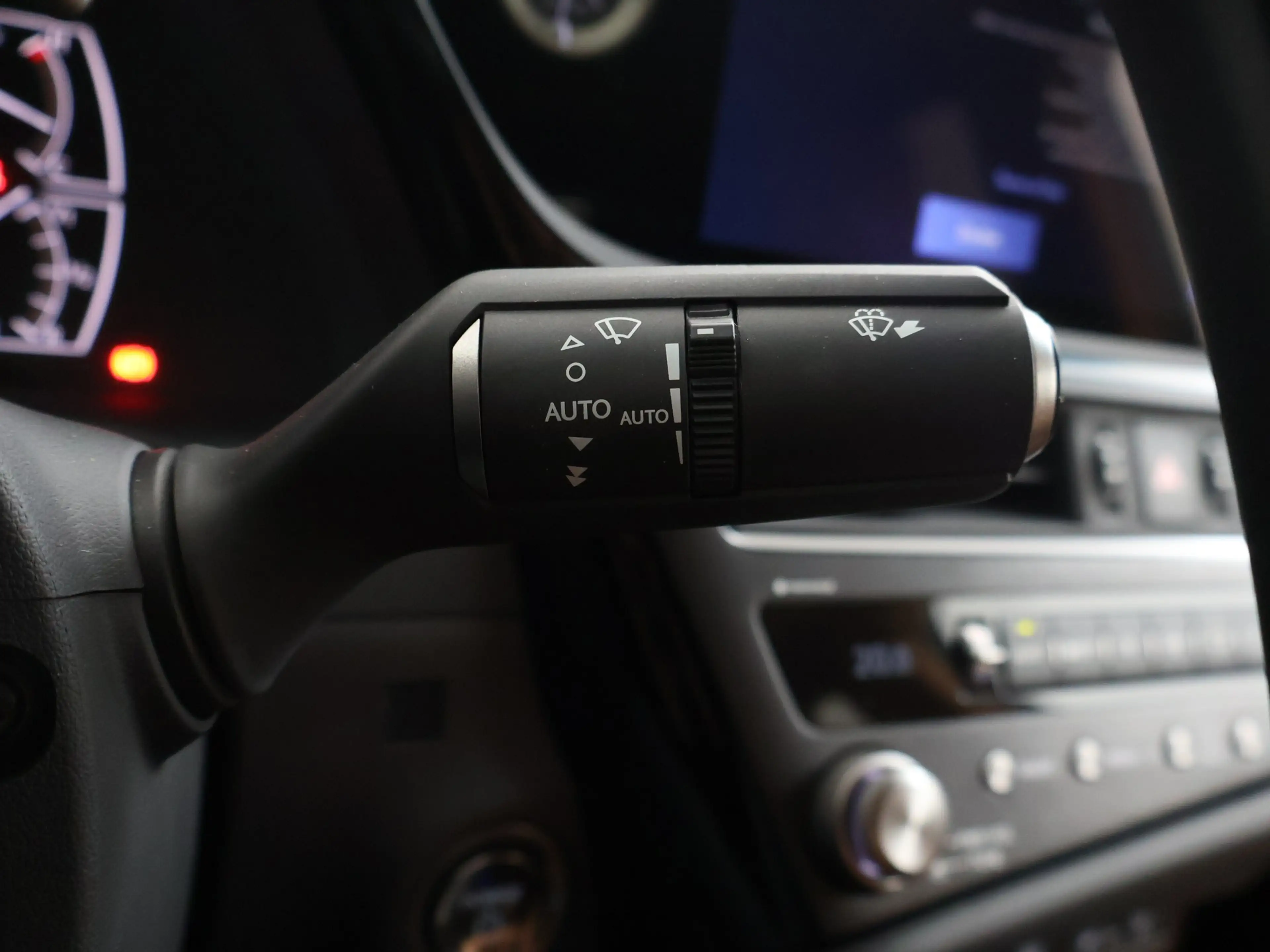 Lexus ES 300 300h Luxury Line — photo 13