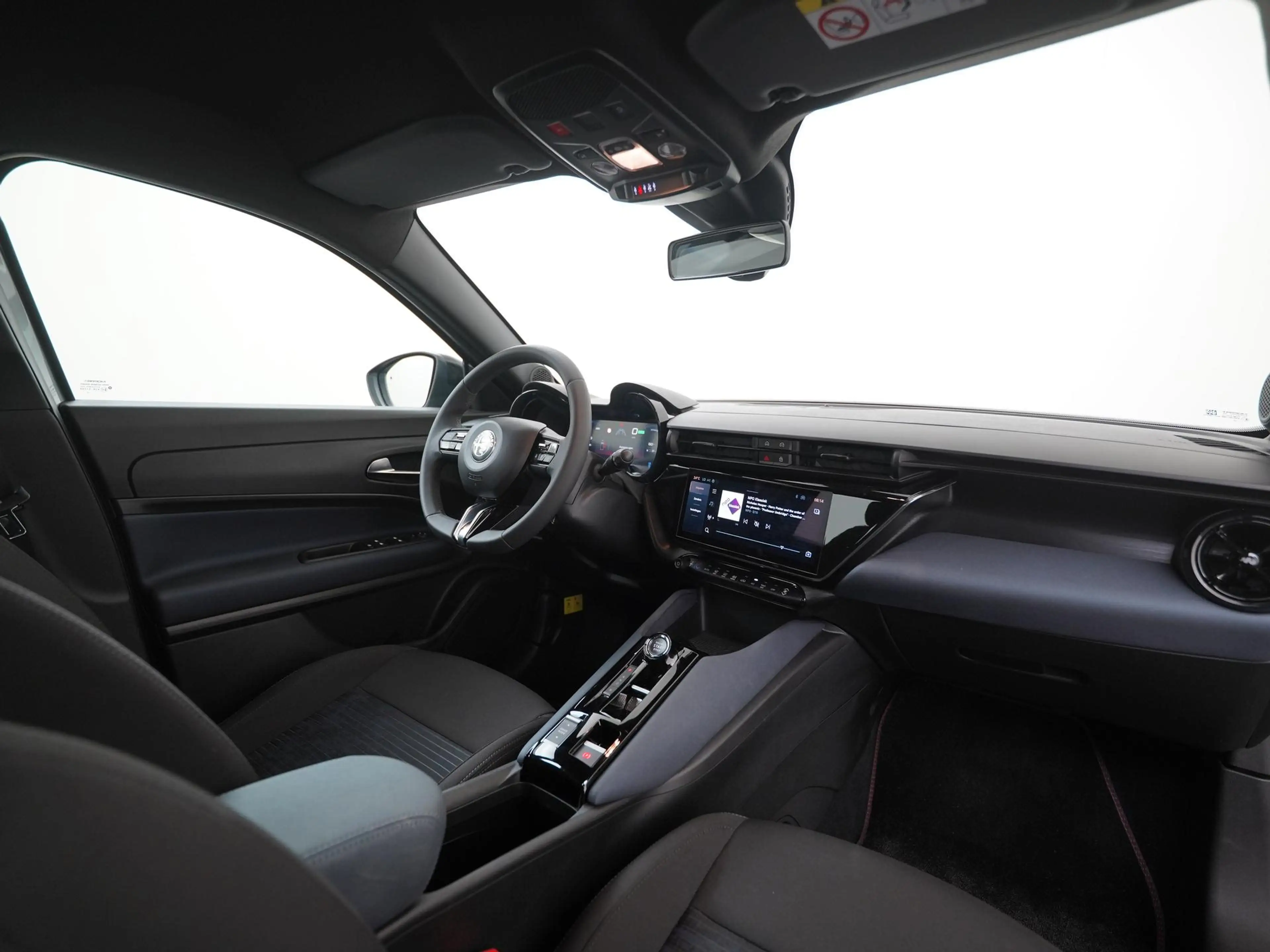 Alfa Romeo Junior Elettrica 54 kWh | Matrix LED | Carplay | ACC | 18 — photo 2