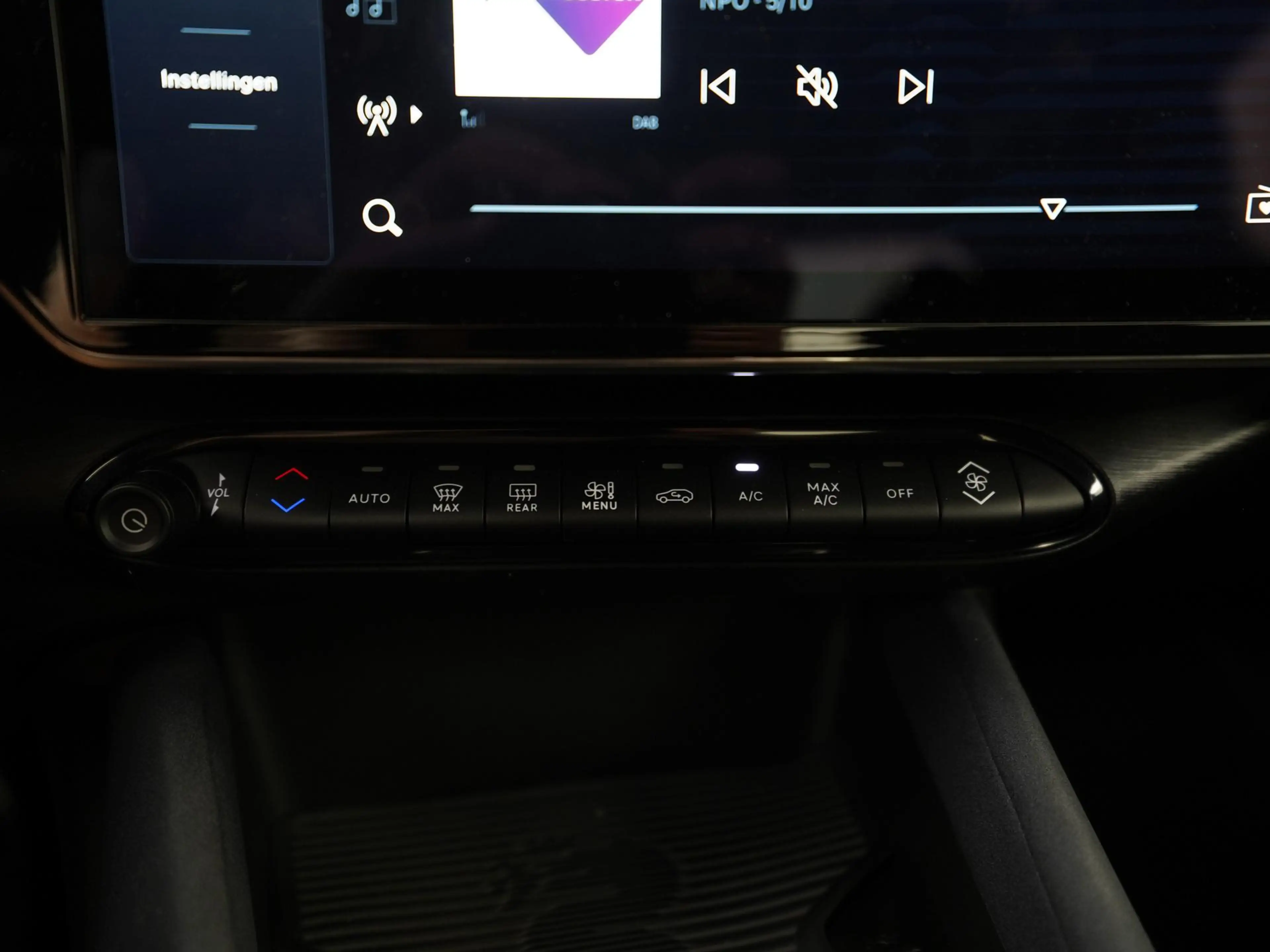 Alfa Romeo Junior Elettrica 54 kWh | Matrix LED | Carplay | ACC | 18 — photo 12