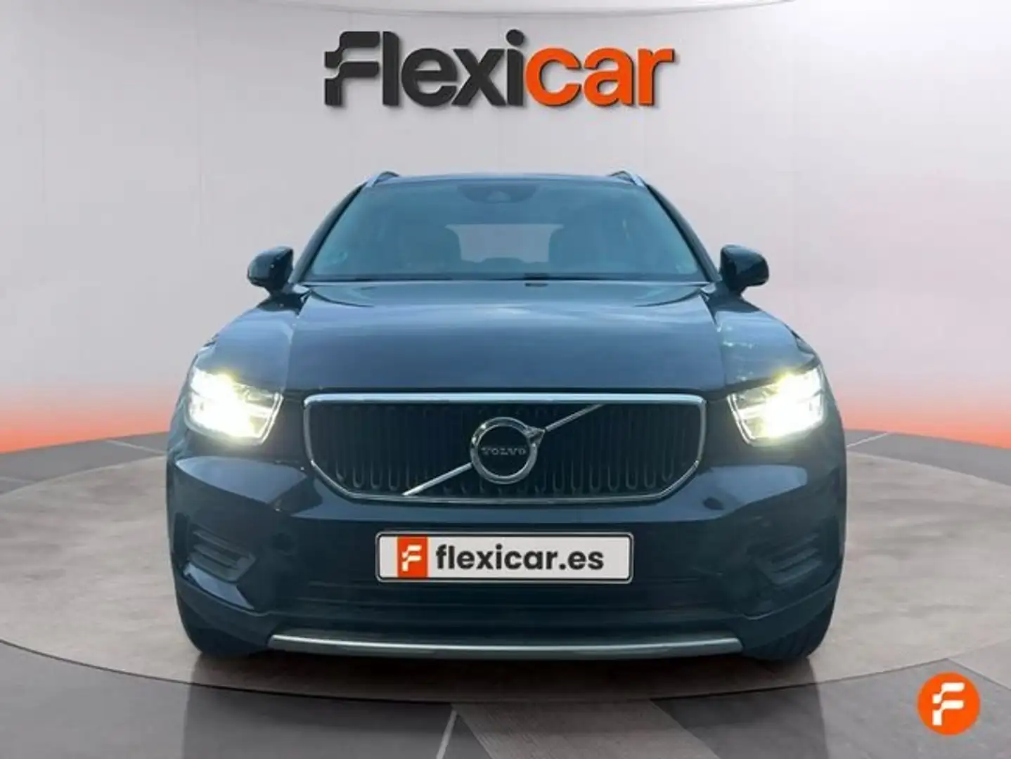 Volvo XC40 T3 Momentum Aut. Negro - 2