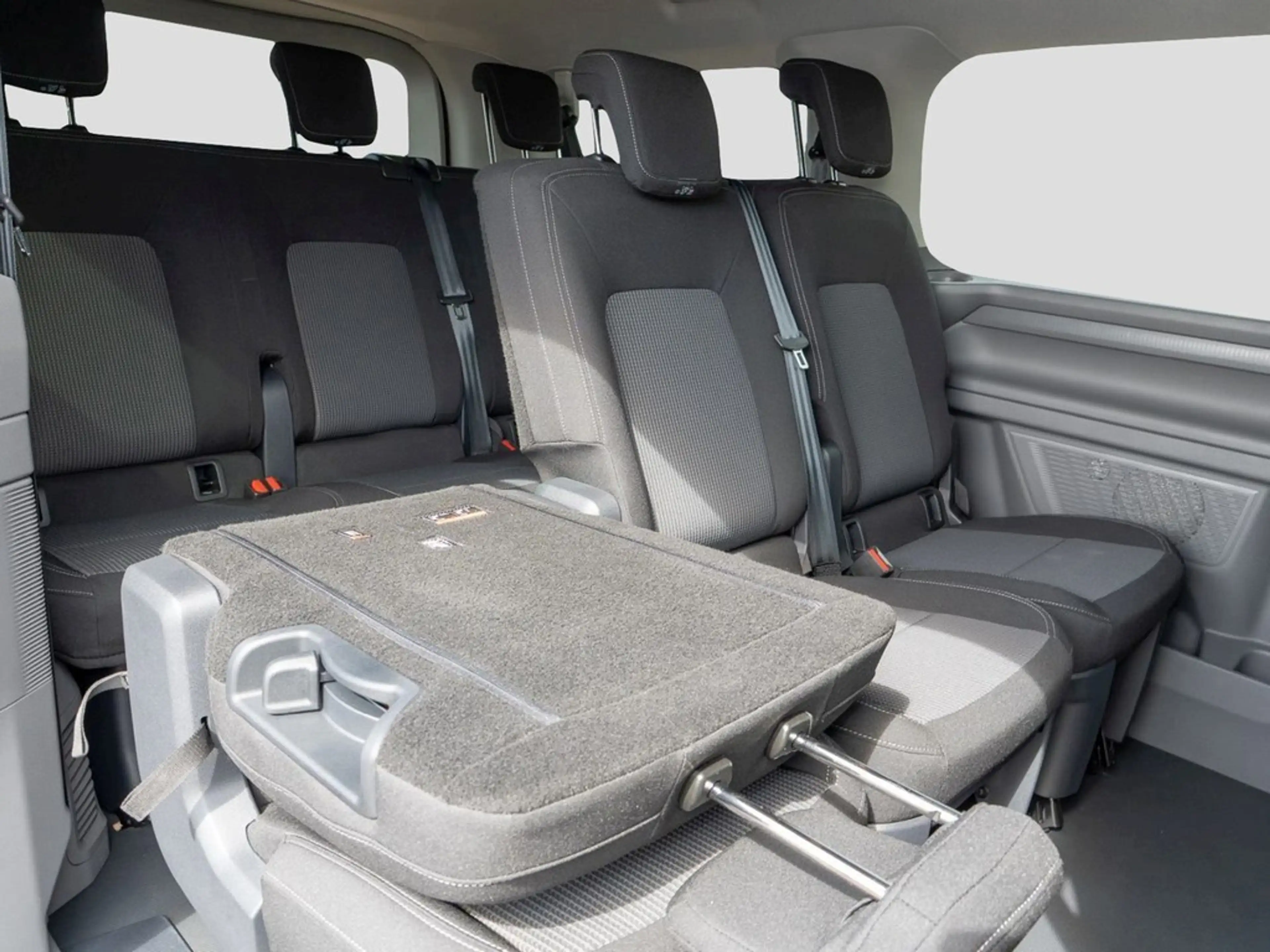 Volkswagen T7 Caravelle 2.0 TDI DSG IQ Light, Rear-View — photo 11