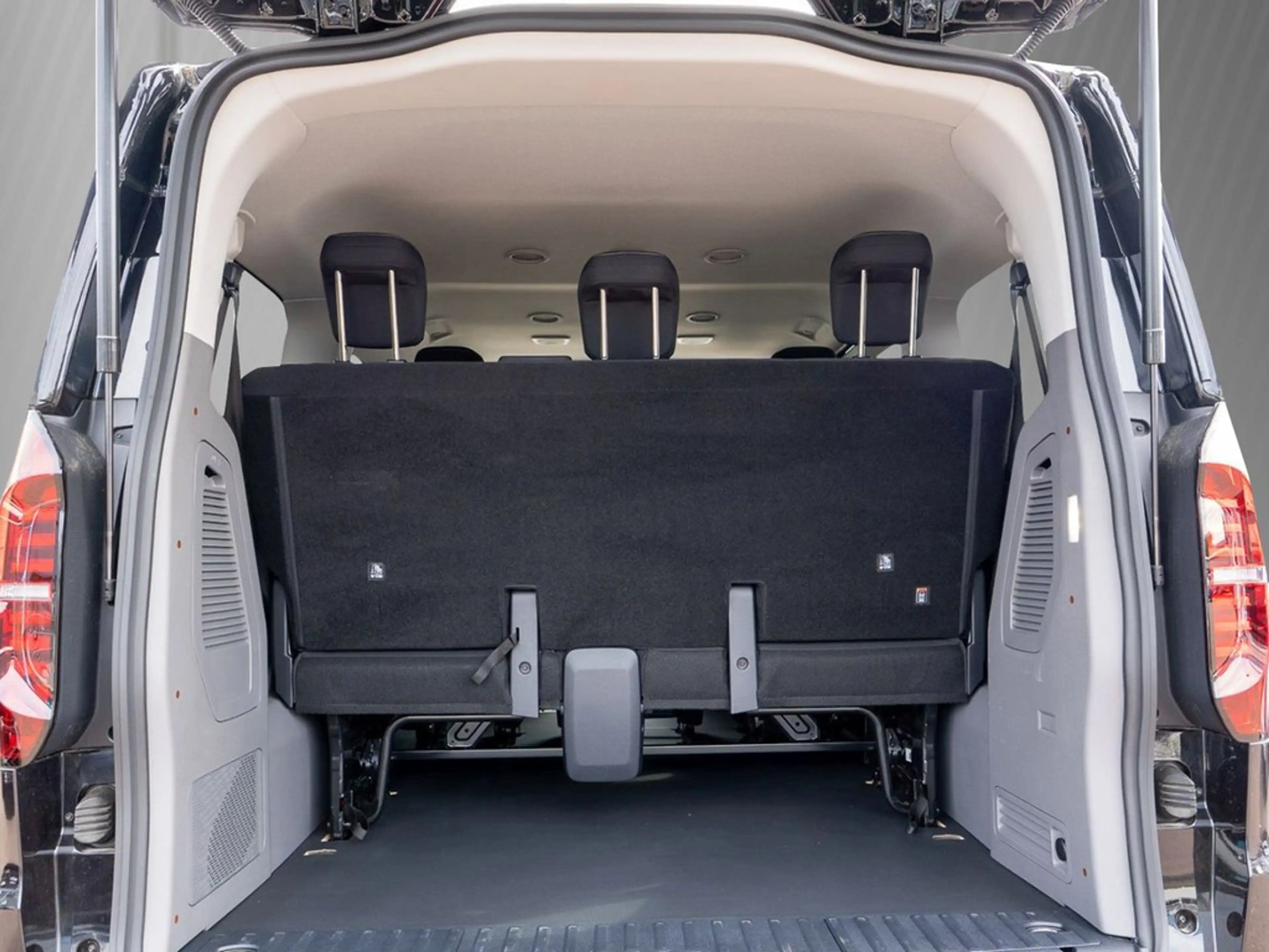 Volkswagen T7 Caravelle 2.0 TDI DSG IQ Light, Rear-View — photo 7