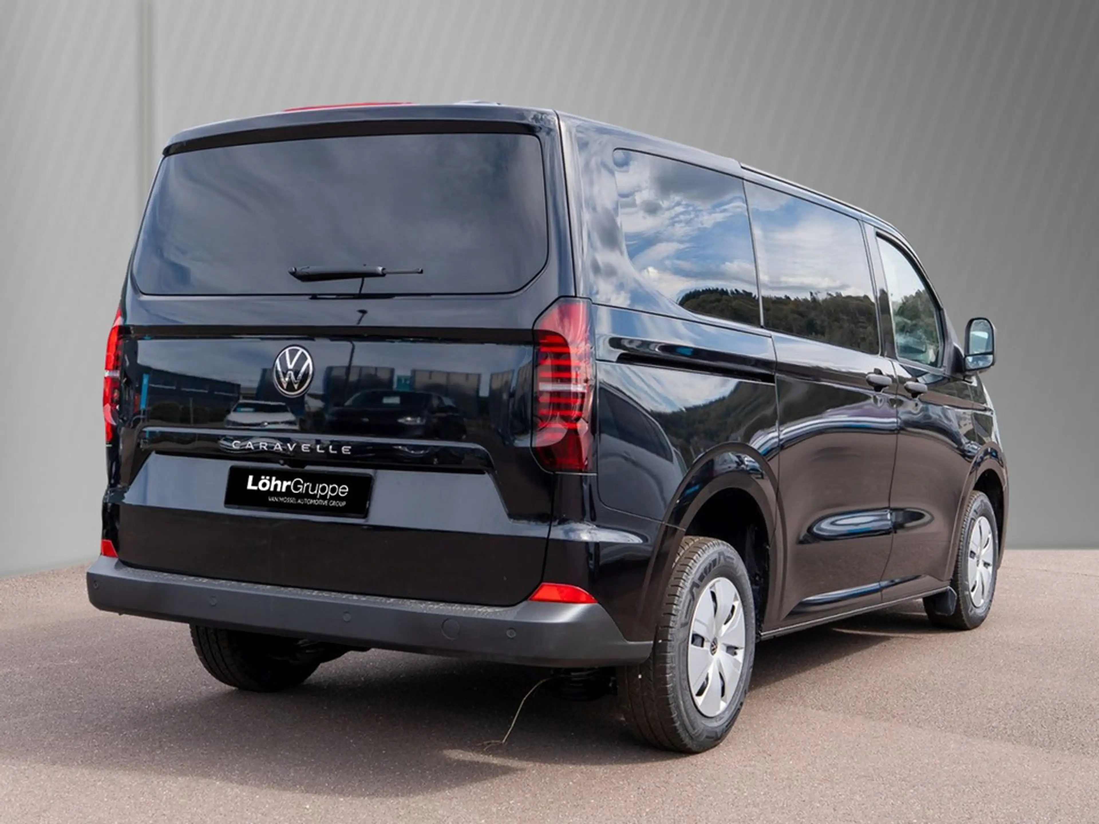 Volkswagen T7 Caravelle 2.0 TDI DSG IQ Light, Rear-View — photo 4
