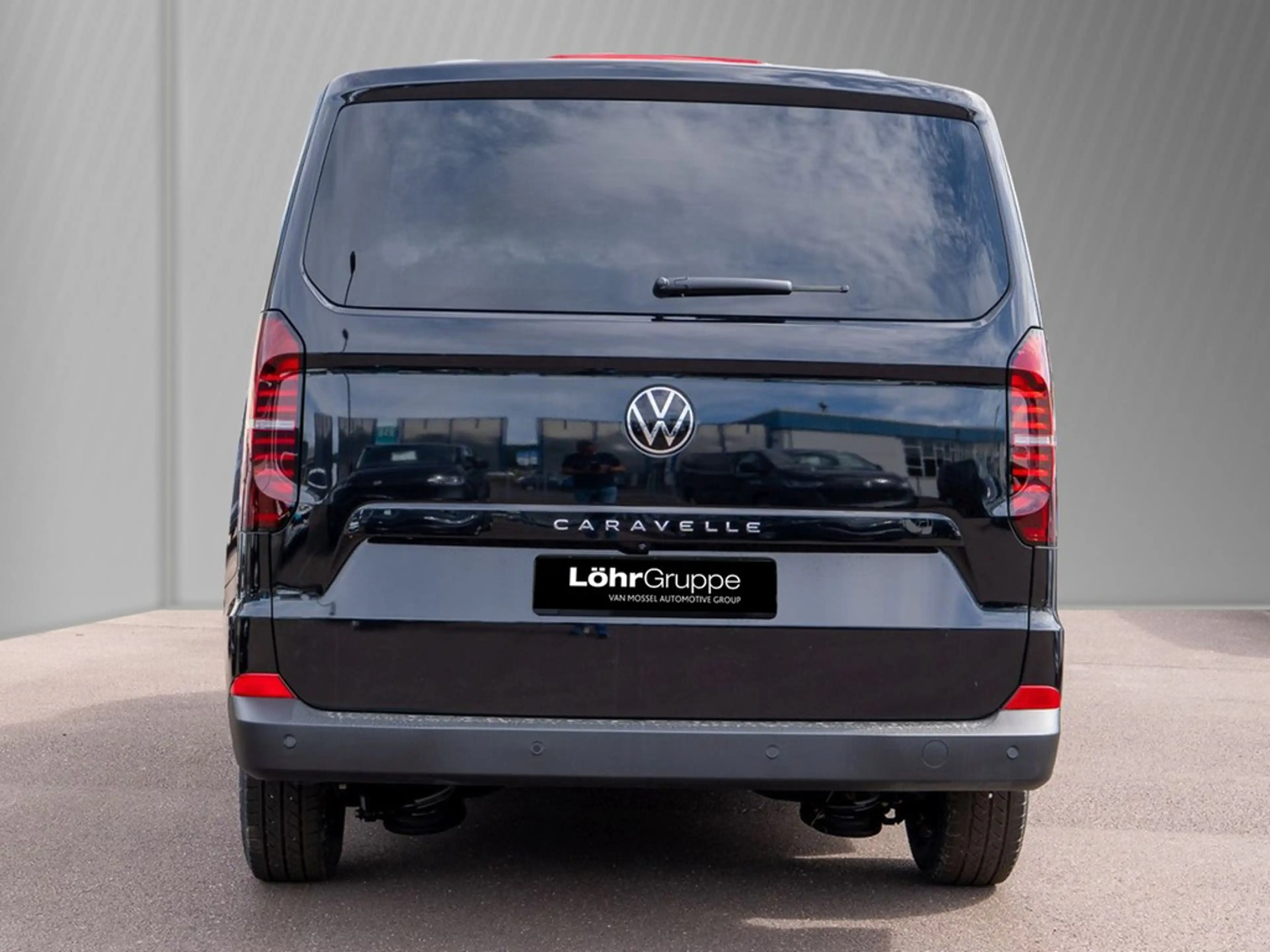 Volkswagen T7 Caravelle 2.0 TDI DSG IQ Light, Rear-View — photo 5
