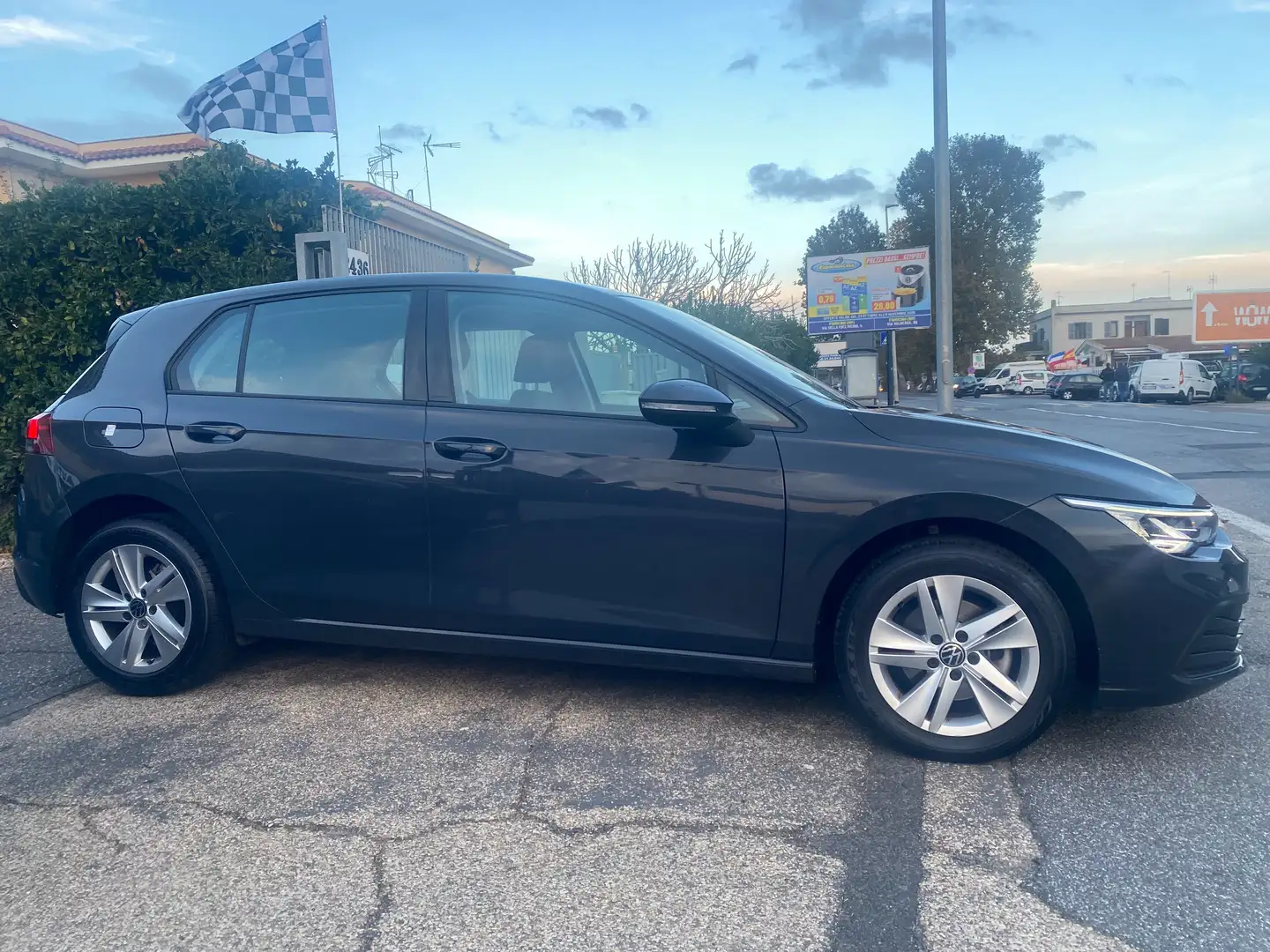 Volkswagen Golf VIII 1.0 eTSi 110Cv DsG LIFE - PREZZO REALE Grau - 2