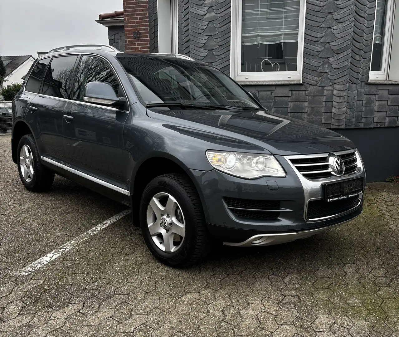 Volkswagen Touareg 3.0 V6 TDI Aut. 2.Hd Scheckh Tüv Neu AHK SHZ Voll Grau - 2