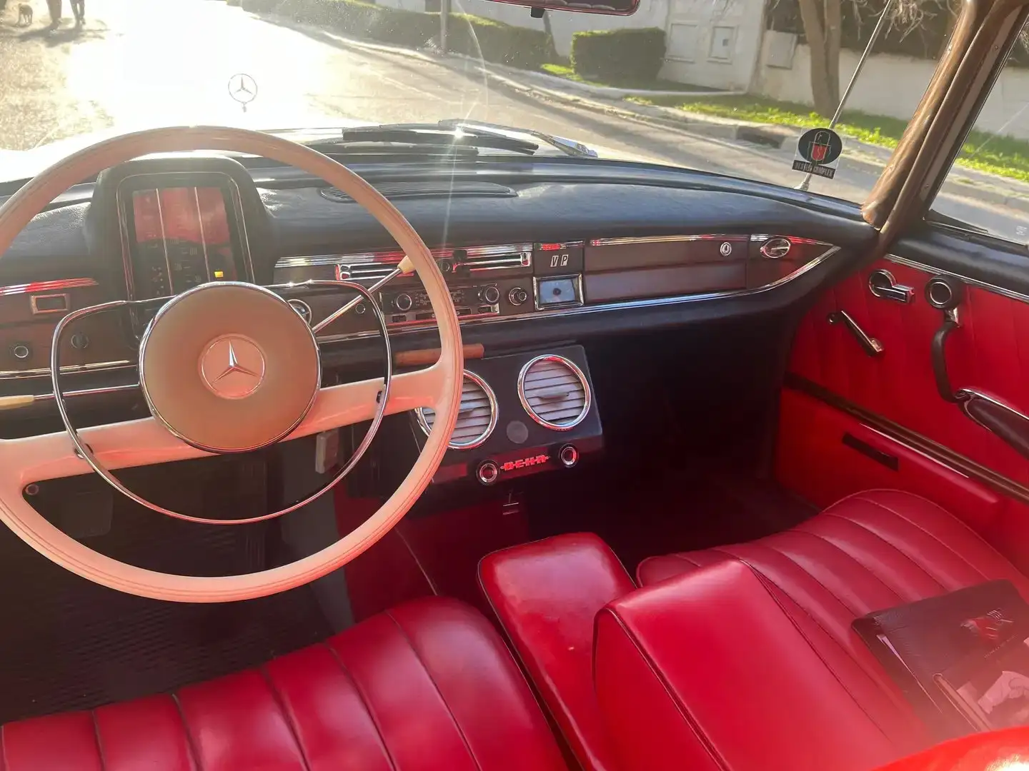 Mercedes-Benz 220 W 111 220S Silber - 2