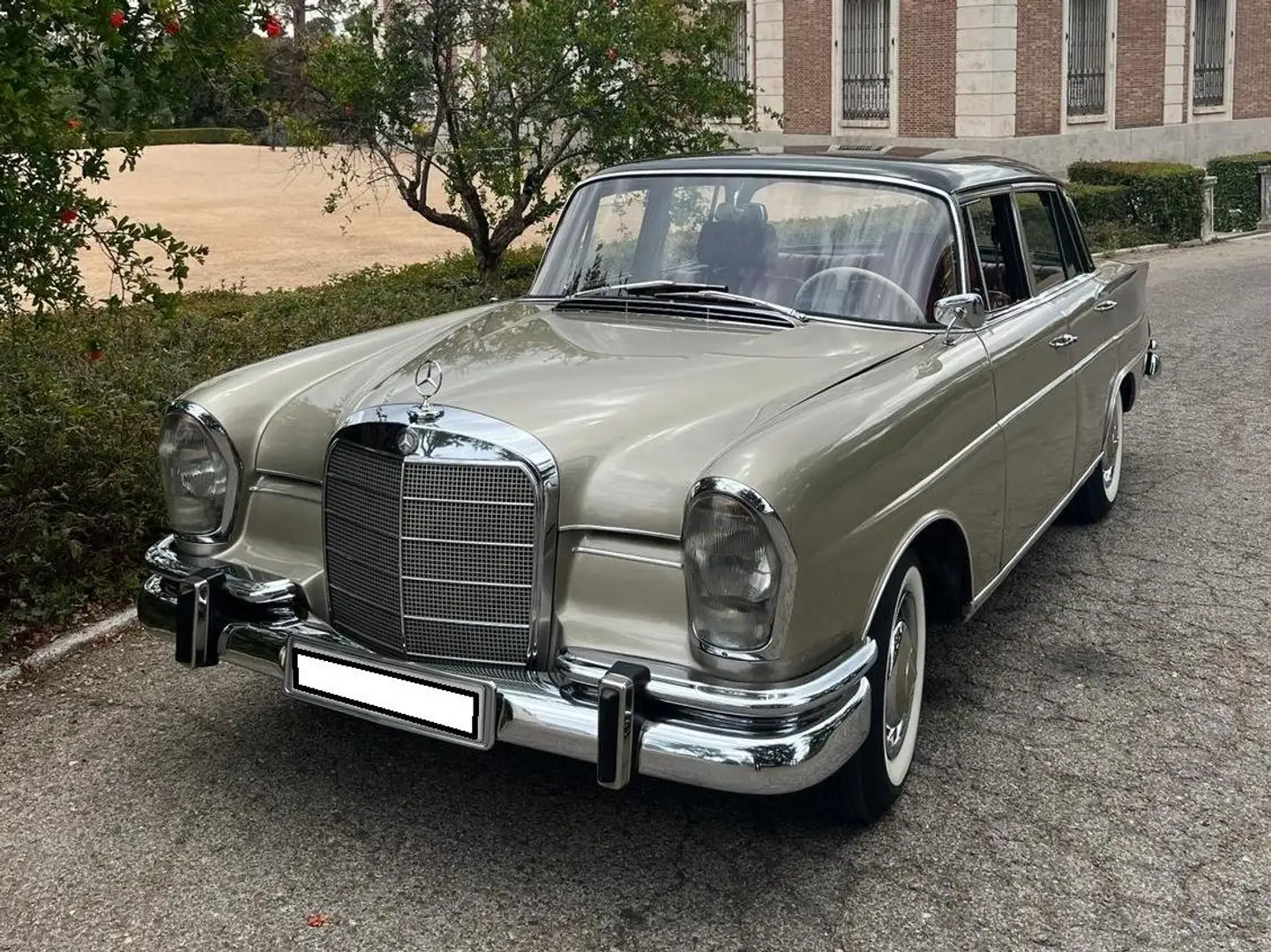Mercedes-Benz 220 W 111 220S Silber - 1
