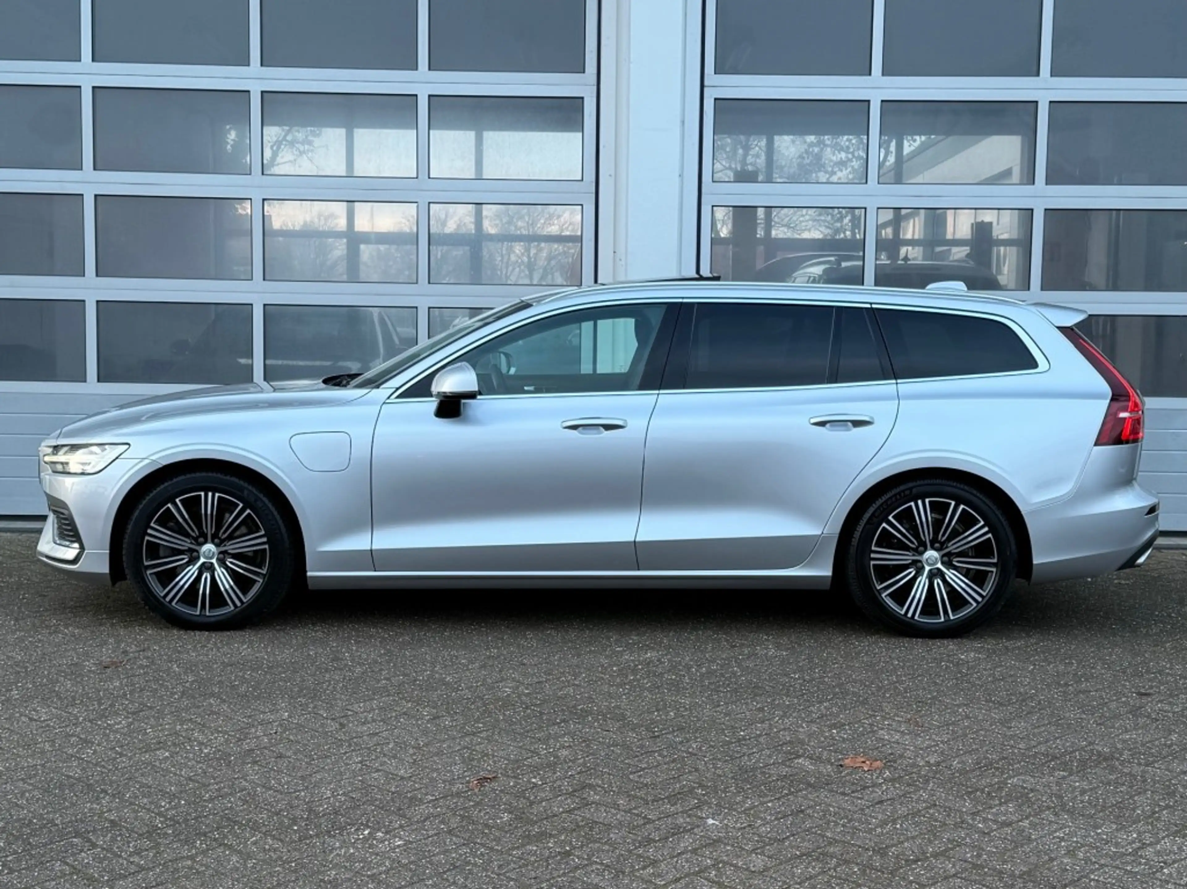 Volvo V60 2.0 T8 Twin Engine Inscription Pano Camera Trekhaa — photo 3