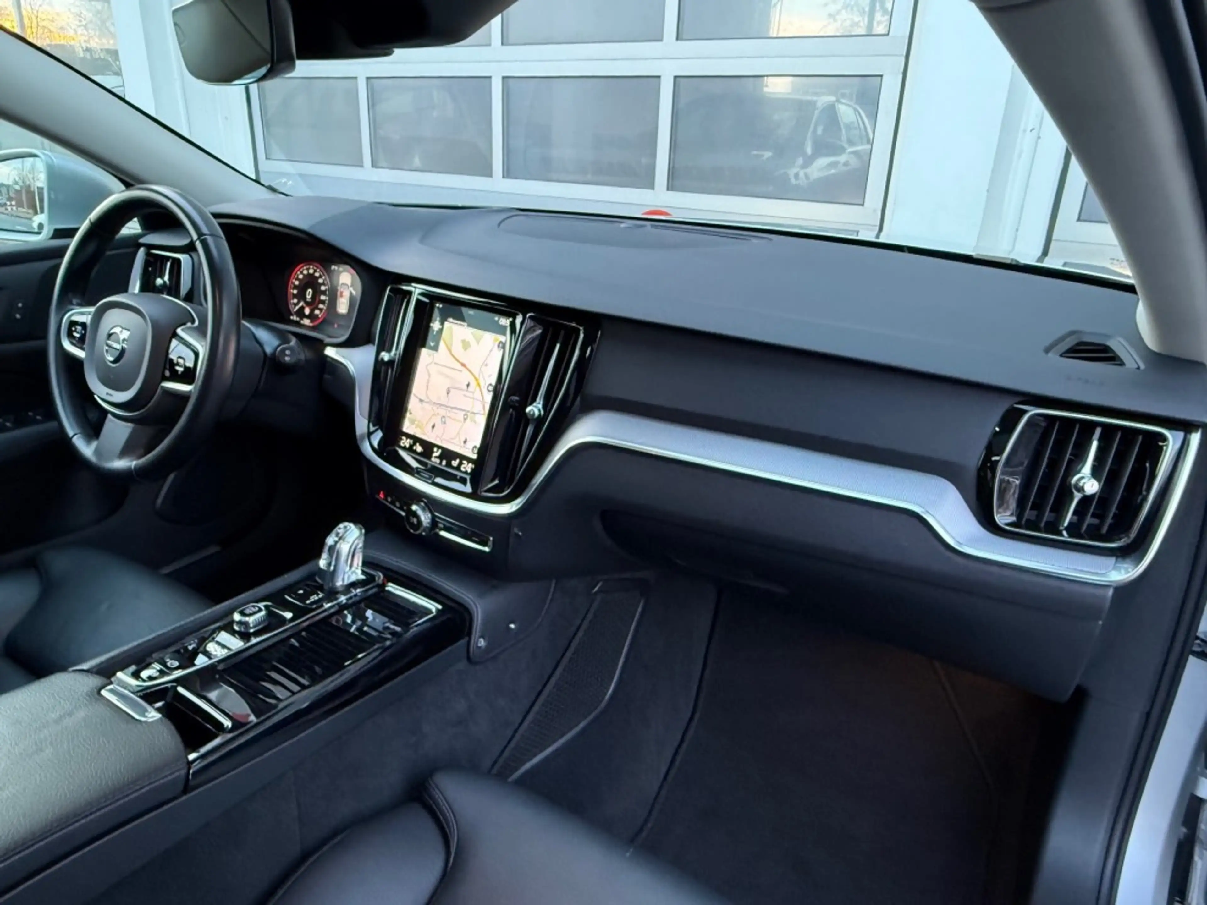 Volvo V60 2.0 T8 Twin Engine Inscription Pano Camera Trekhaa — photo 10