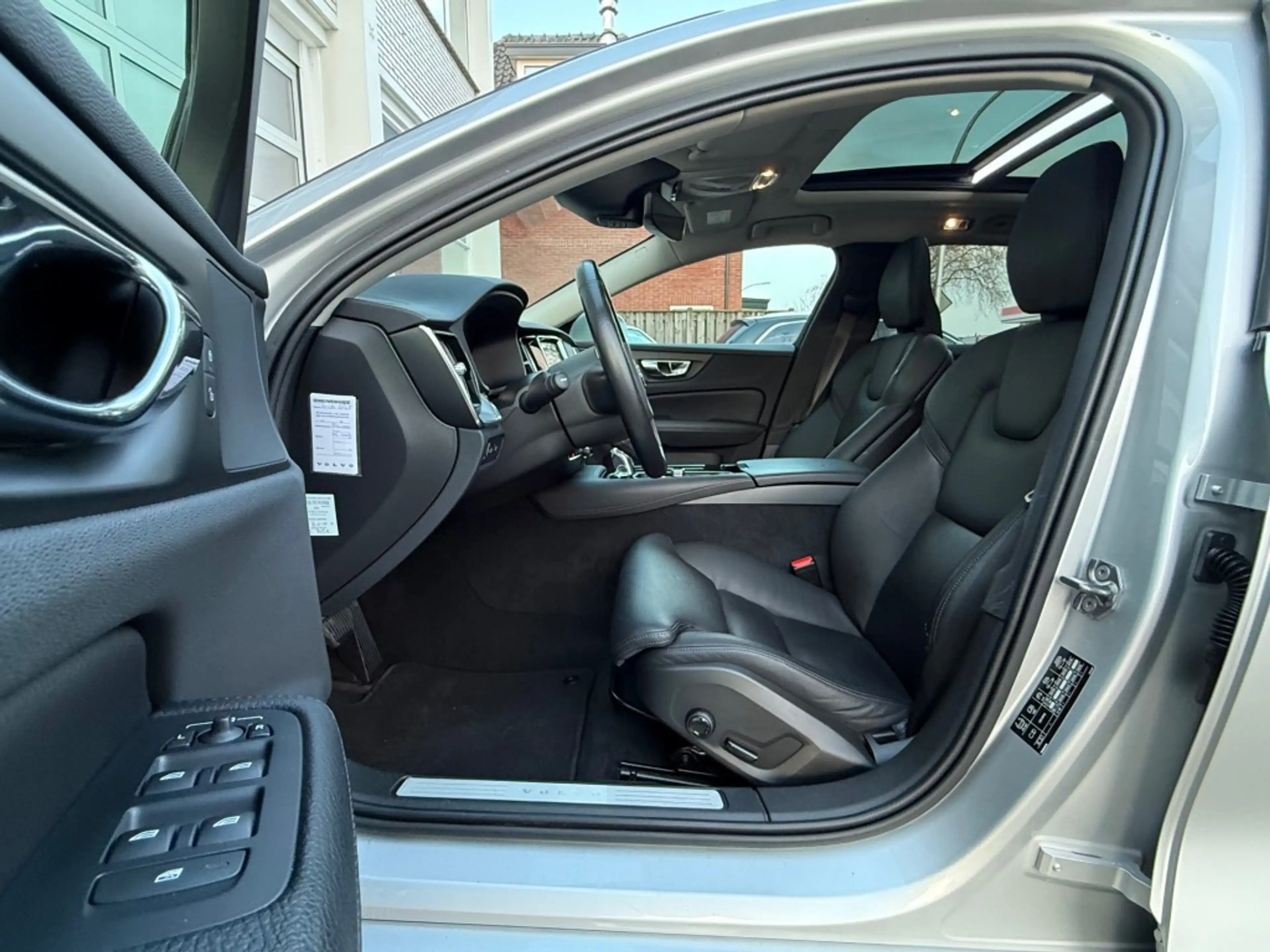 Volvo V60 2.0 T8 Twin Engine Inscription Pano Camera Trekhaa — photo 9