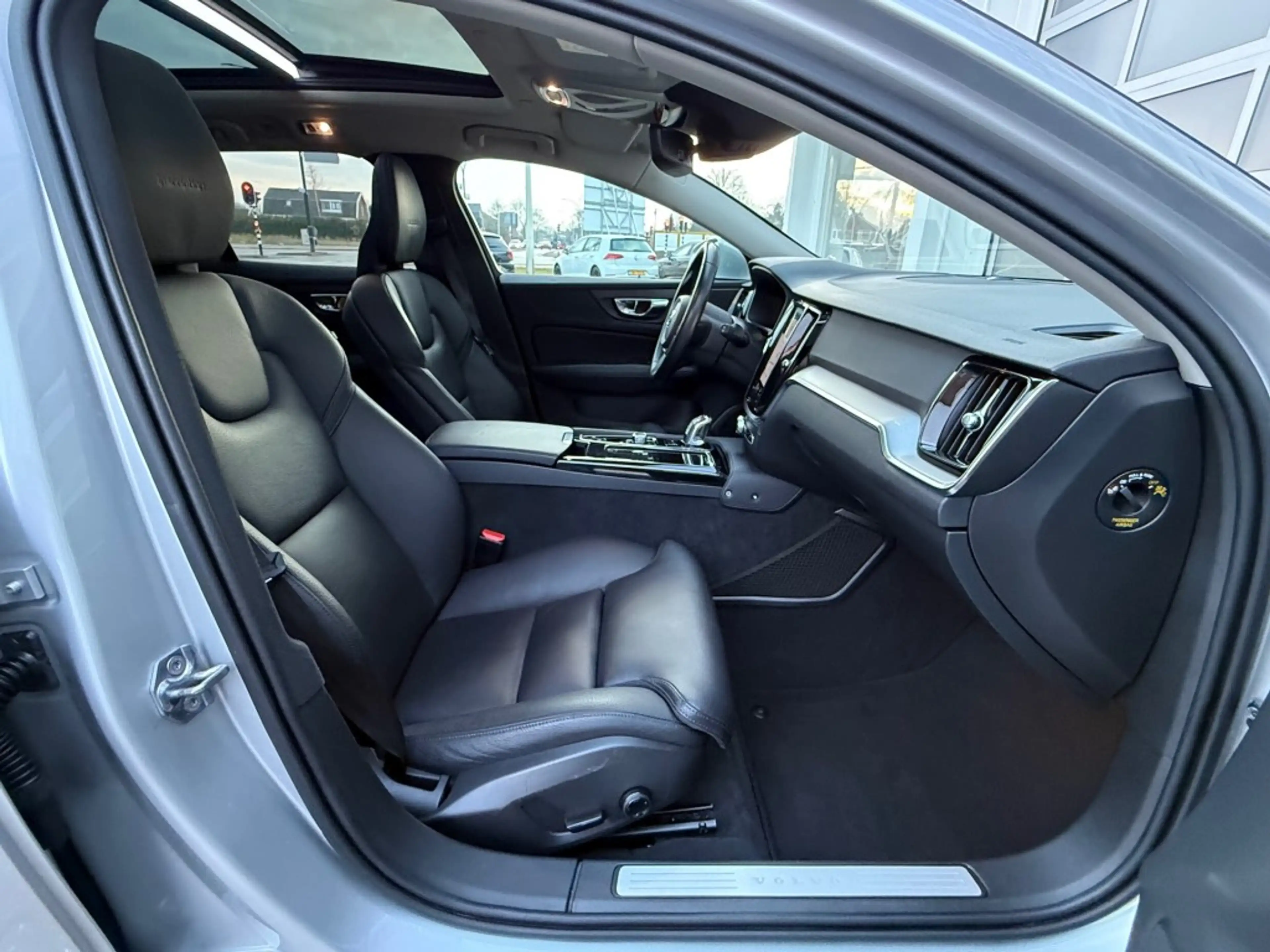 Volvo V60 2.0 T8 Twin Engine Inscription Pano Camera Trekhaa — photo 11