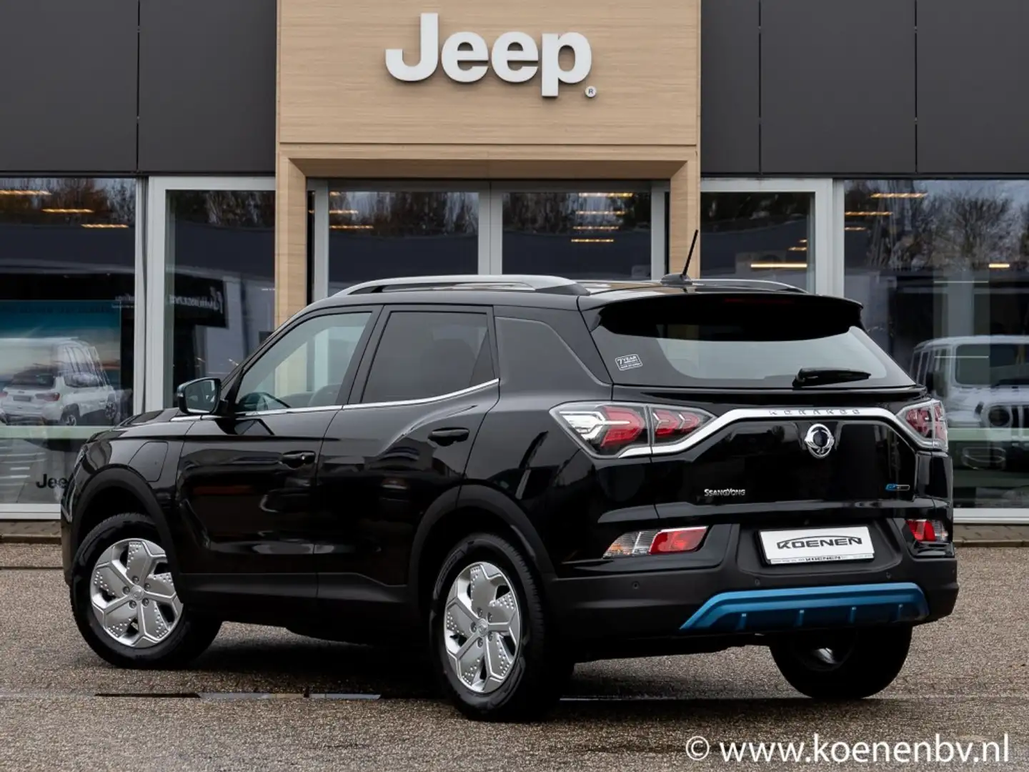 SsangYong Korando Titanium / Leer / LED / Navi / 1500Kg trekgew Zwart - 2