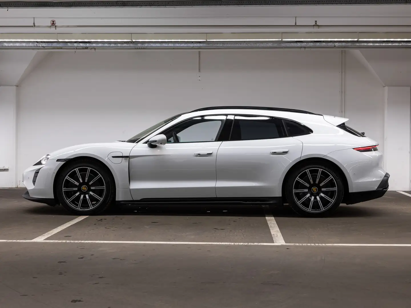 Porsche Taycan GTS Sport Turismo Wit - 2