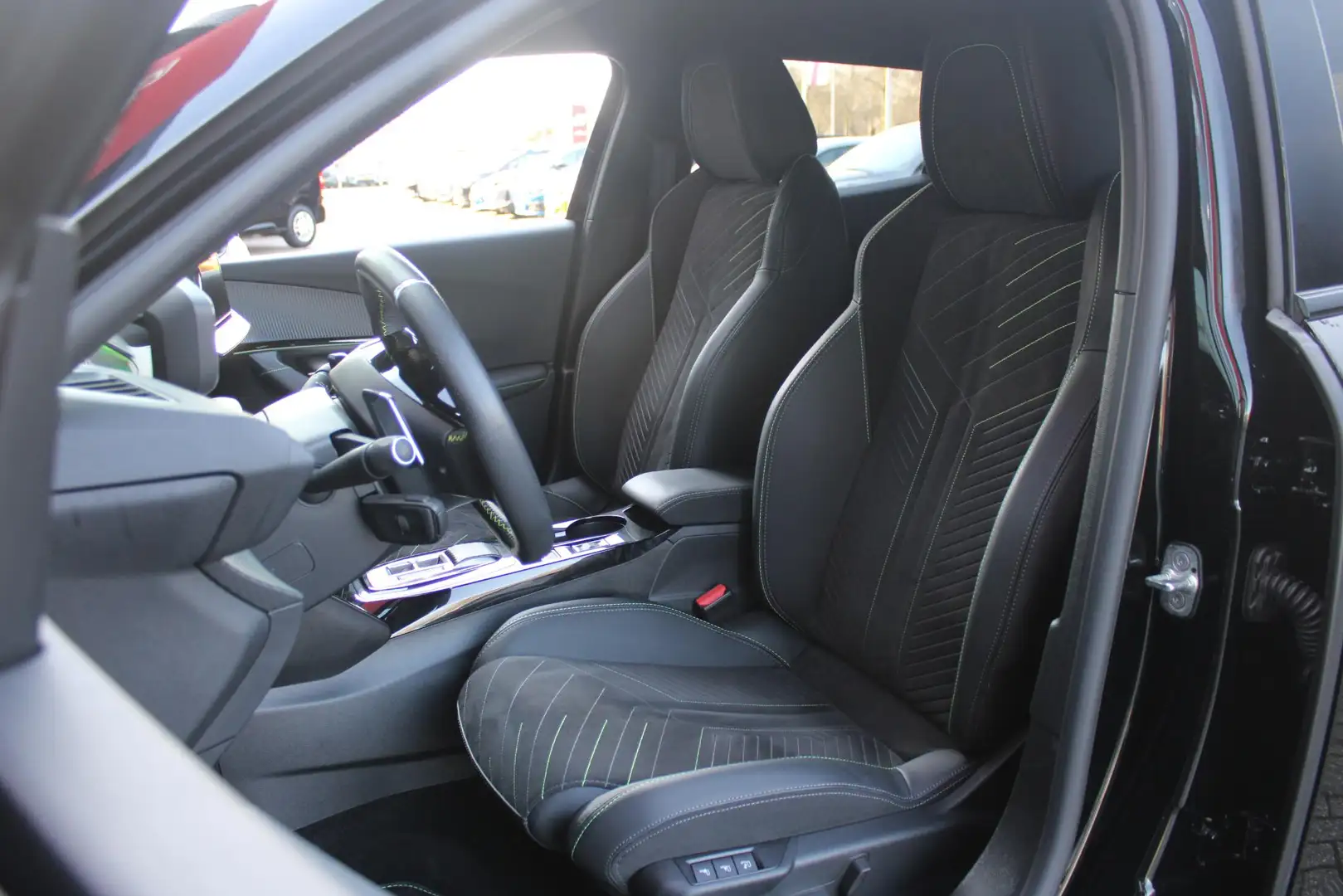 Peugeot 2008 1.2 130PK AUTOMAAT GT PACK | NAVIGATIE | ELEKTRISC Noir - 2