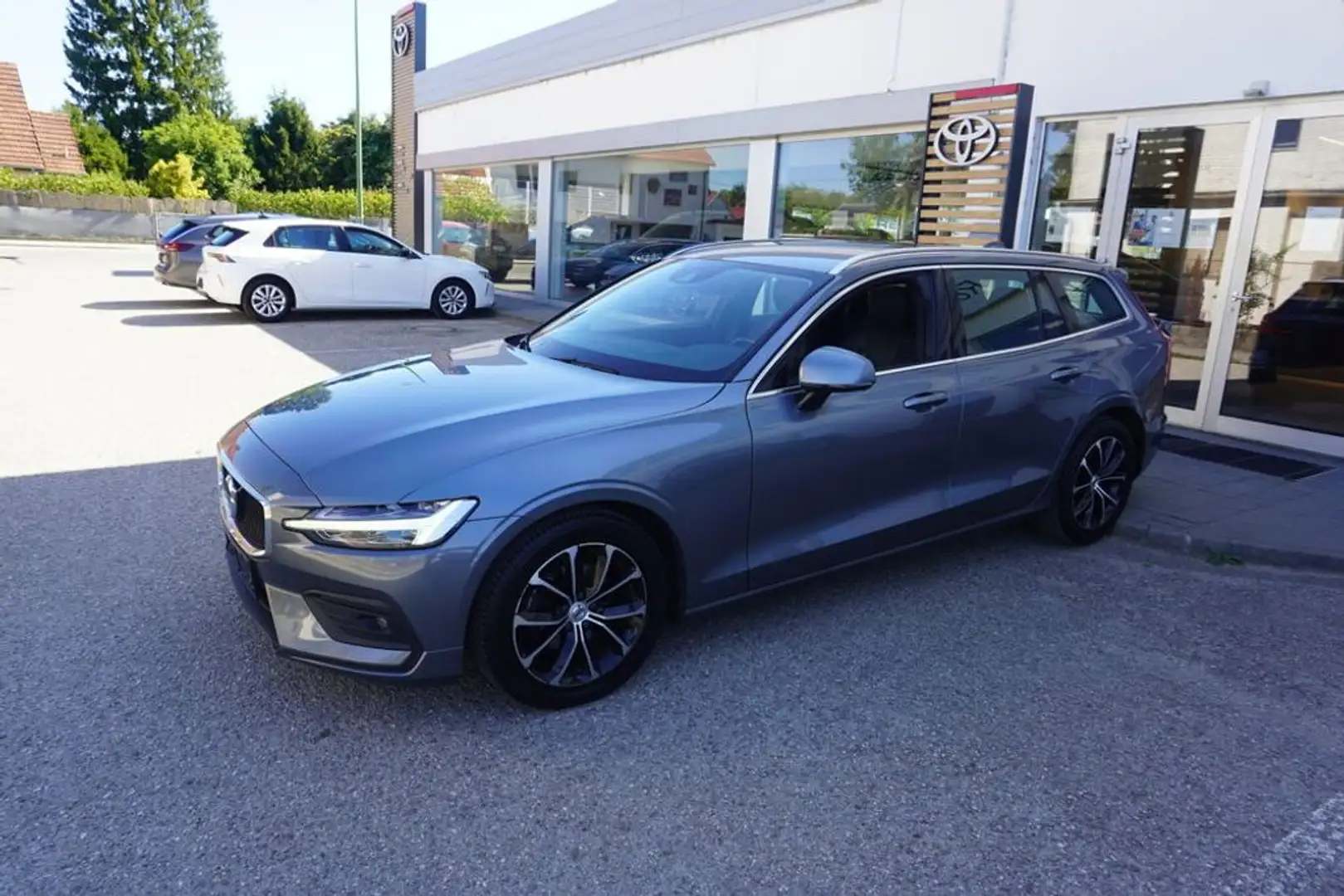 Volvo V60 D3 Aut. *LED*KAMERA*LEDER*AHK* Grau - 2