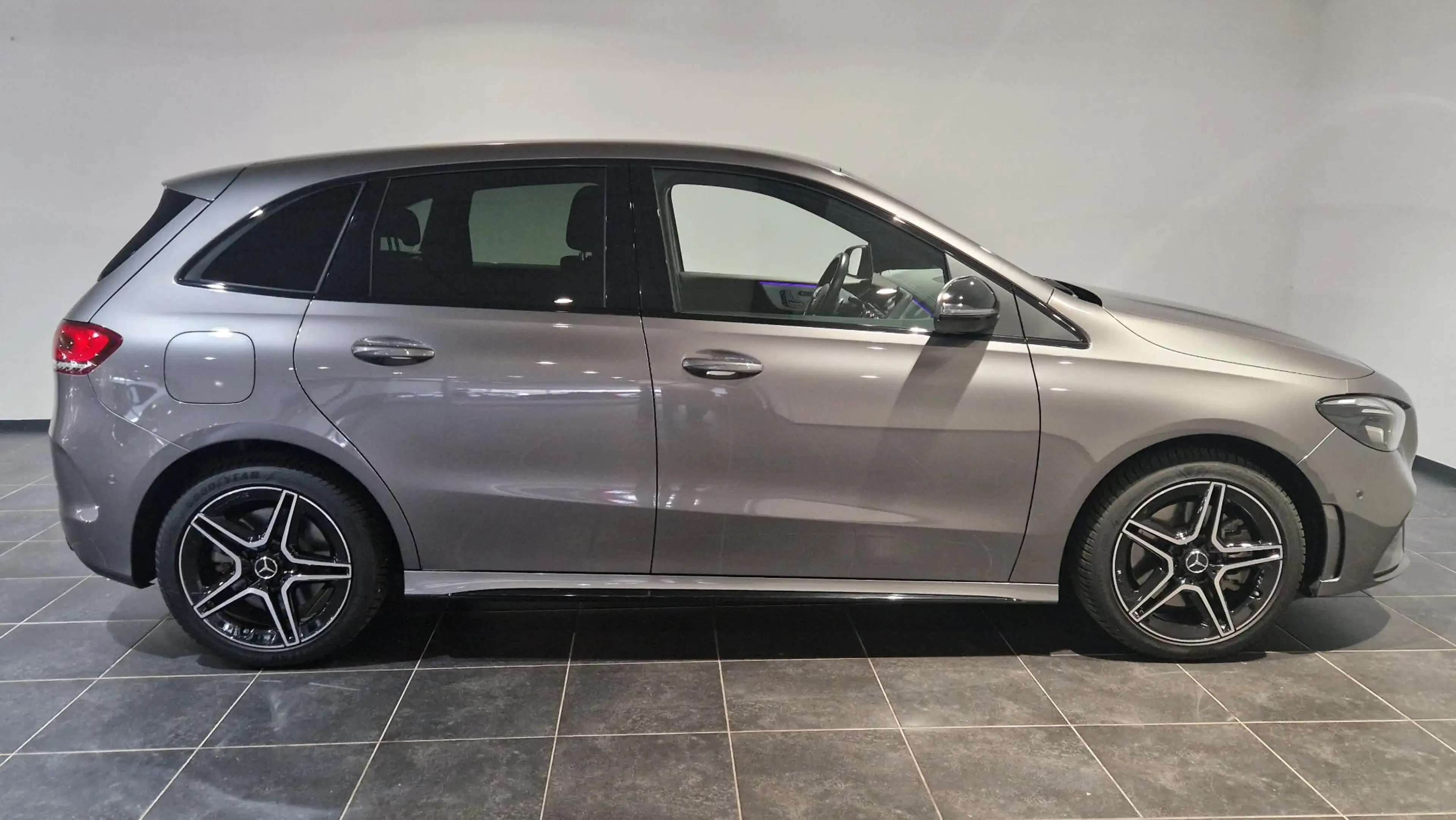 Mercedes-Benz B 250 e AMG Line Navigatie | Electrische stoelen met geh — photo 10