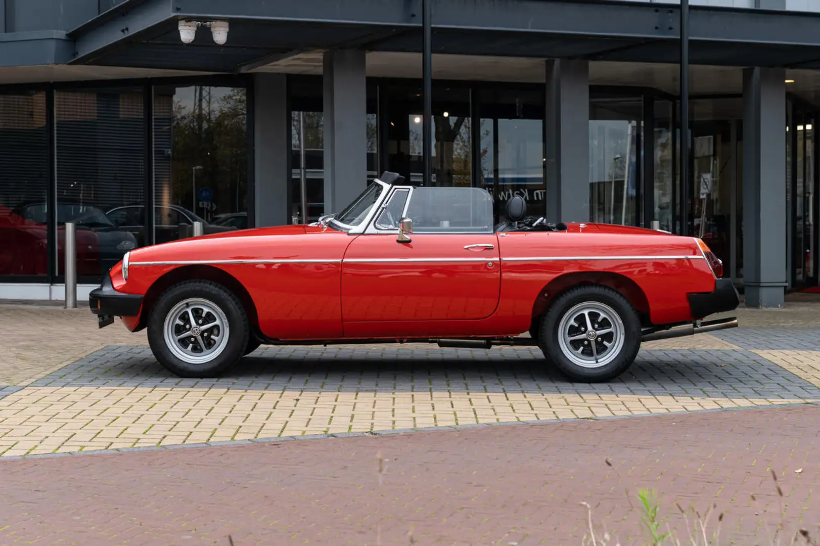MG MGB 1.8 LHD - Fully restored Rood - 2