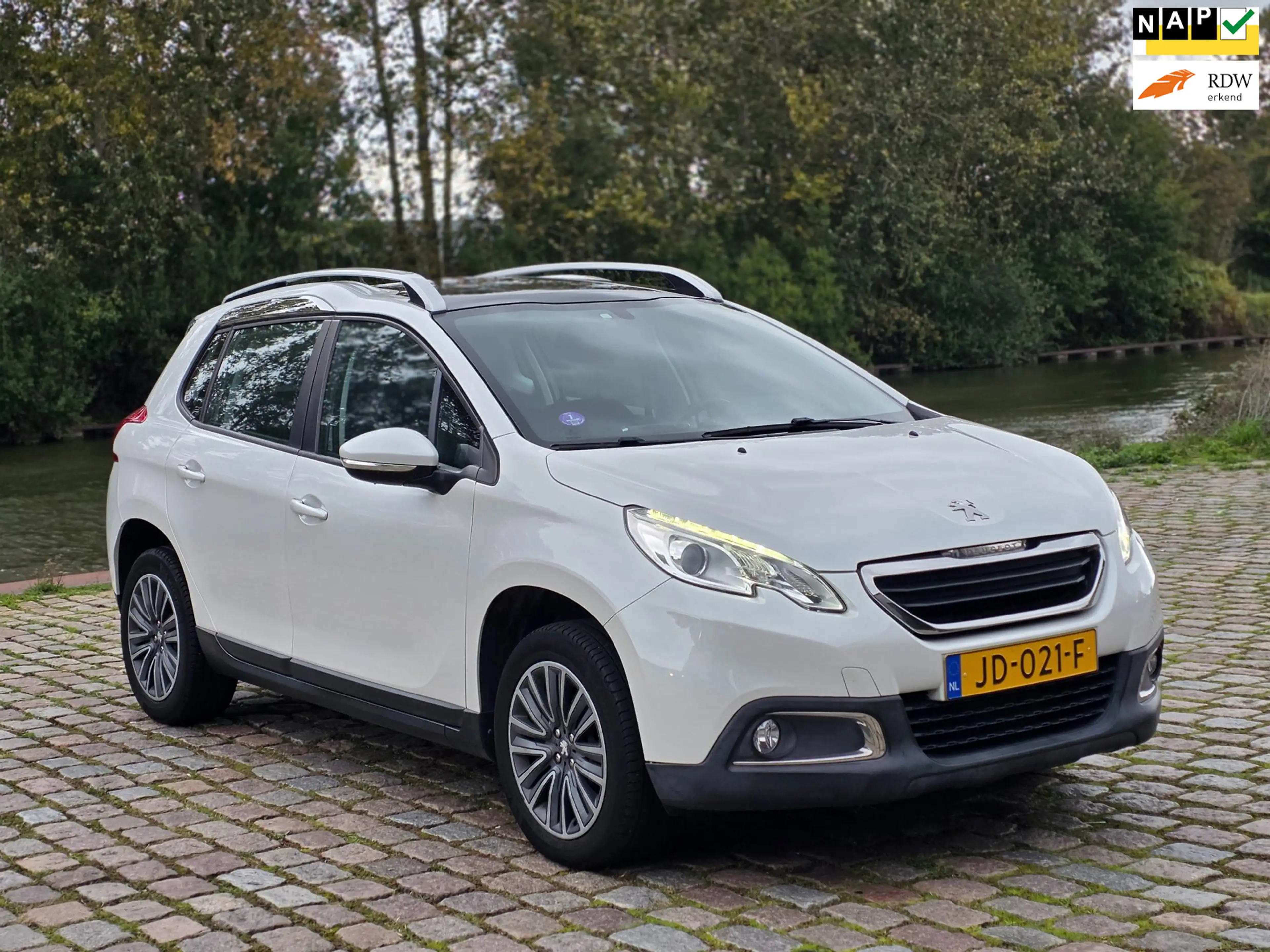 Peugeot 2008 1.2 PureTech Active Automaat panorama dak navigati