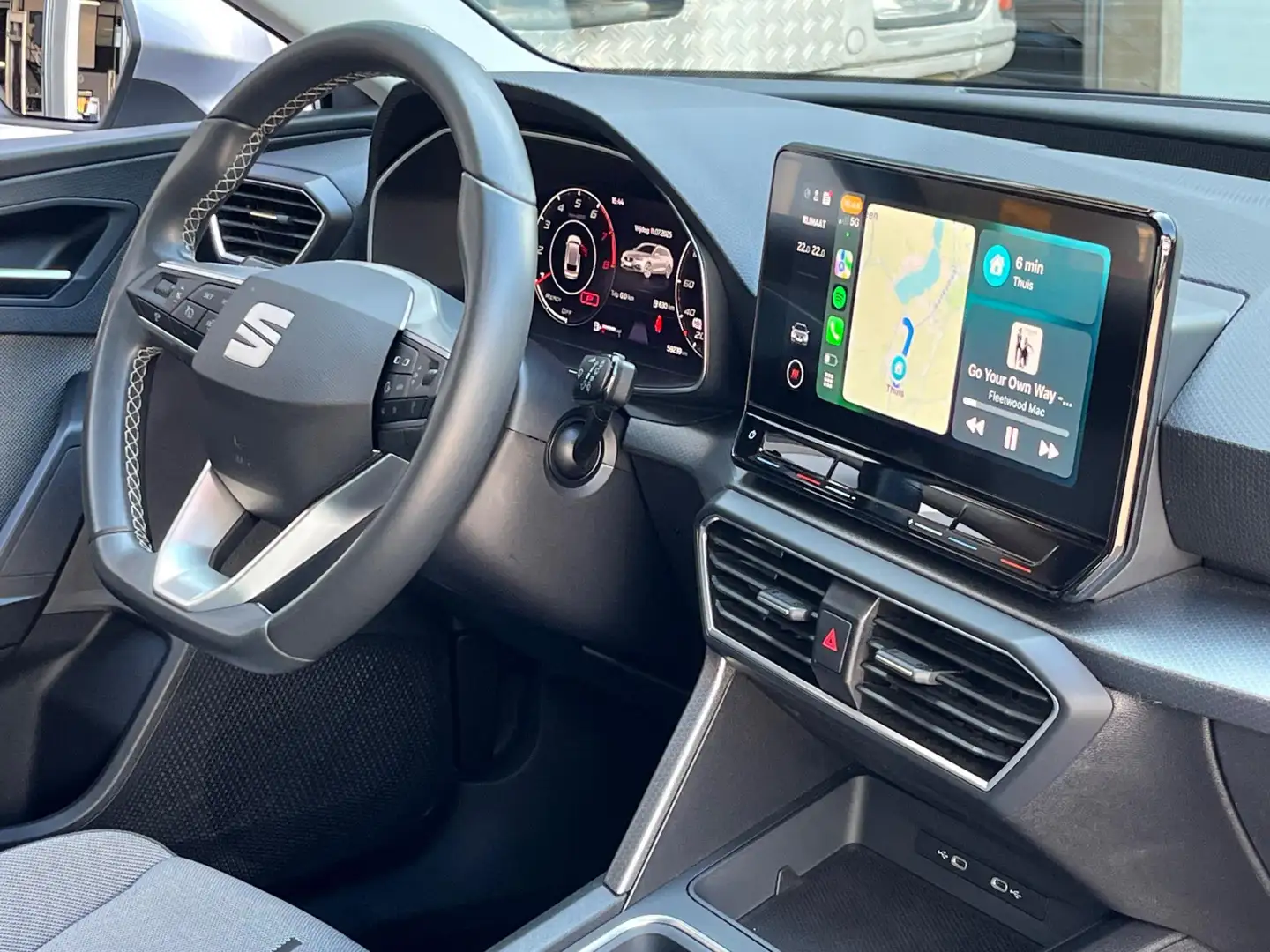 SEAT Leon Sportstourer 1.0 eTSI Style Business Intense | 17" Grijs - 2