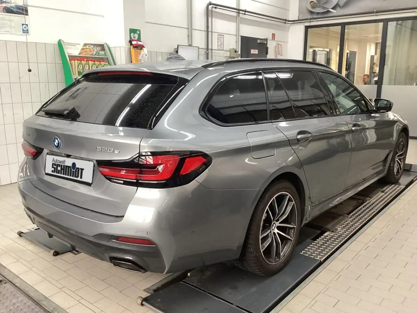 BMW 530 e xDrive Touring M Sport + 2J-BPS.-GARANTIE Grau - 2