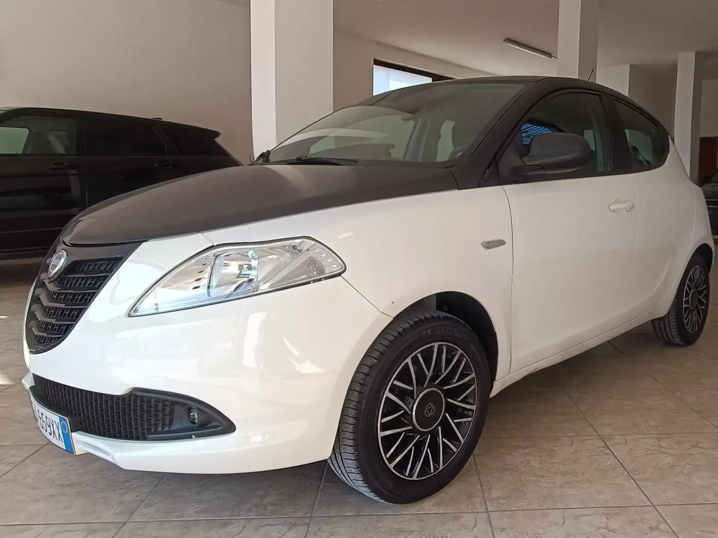 Lancia Ypsilon Ypsilon III 2011 1.2 8v S MomoDesign s Blanc - 1