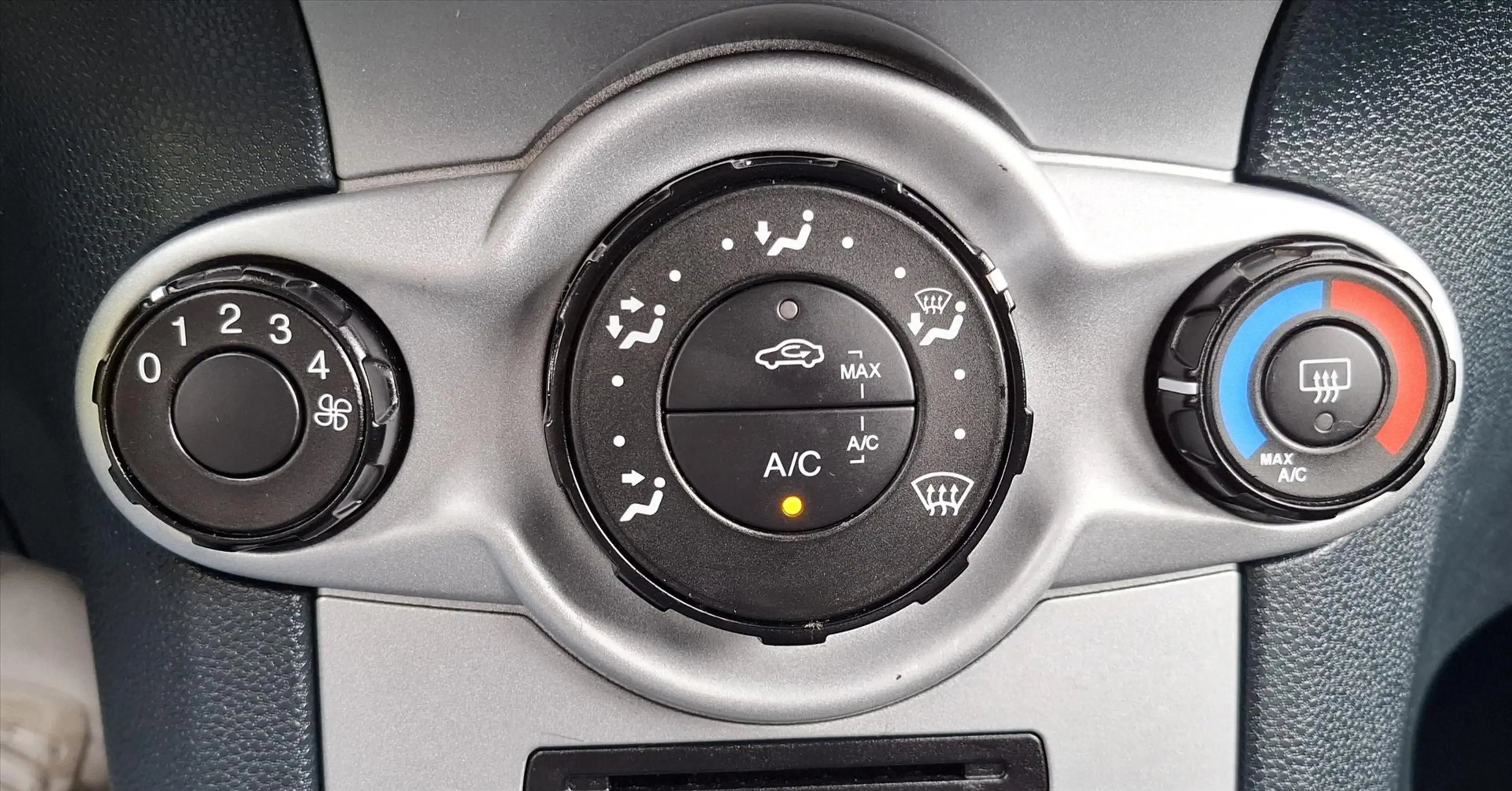 Ford Fiesta 1.4 96pk 5D Trend Airco — photo 17