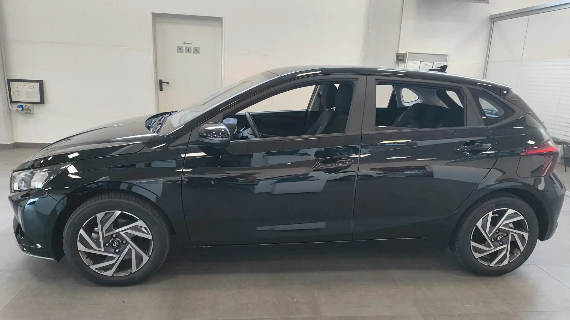 Hyundai i20 i20 1.2 mpi Connectline 79cv mt Schwarz - 2