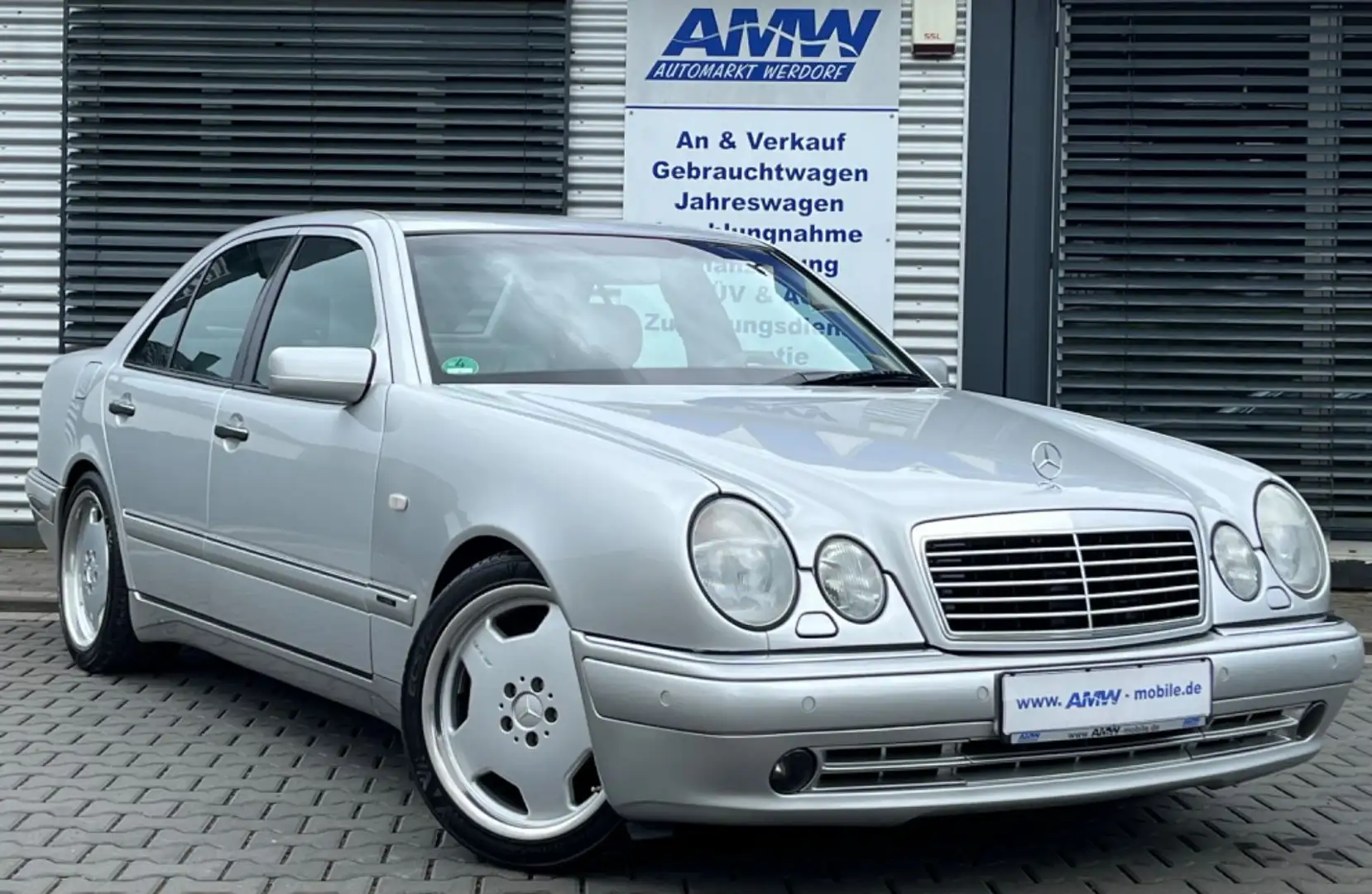 Mercedes-Benz E 55 AMG Limo DEUTSCHES FAHRZEUG! Wertanlage !!! Stříbrná - 1