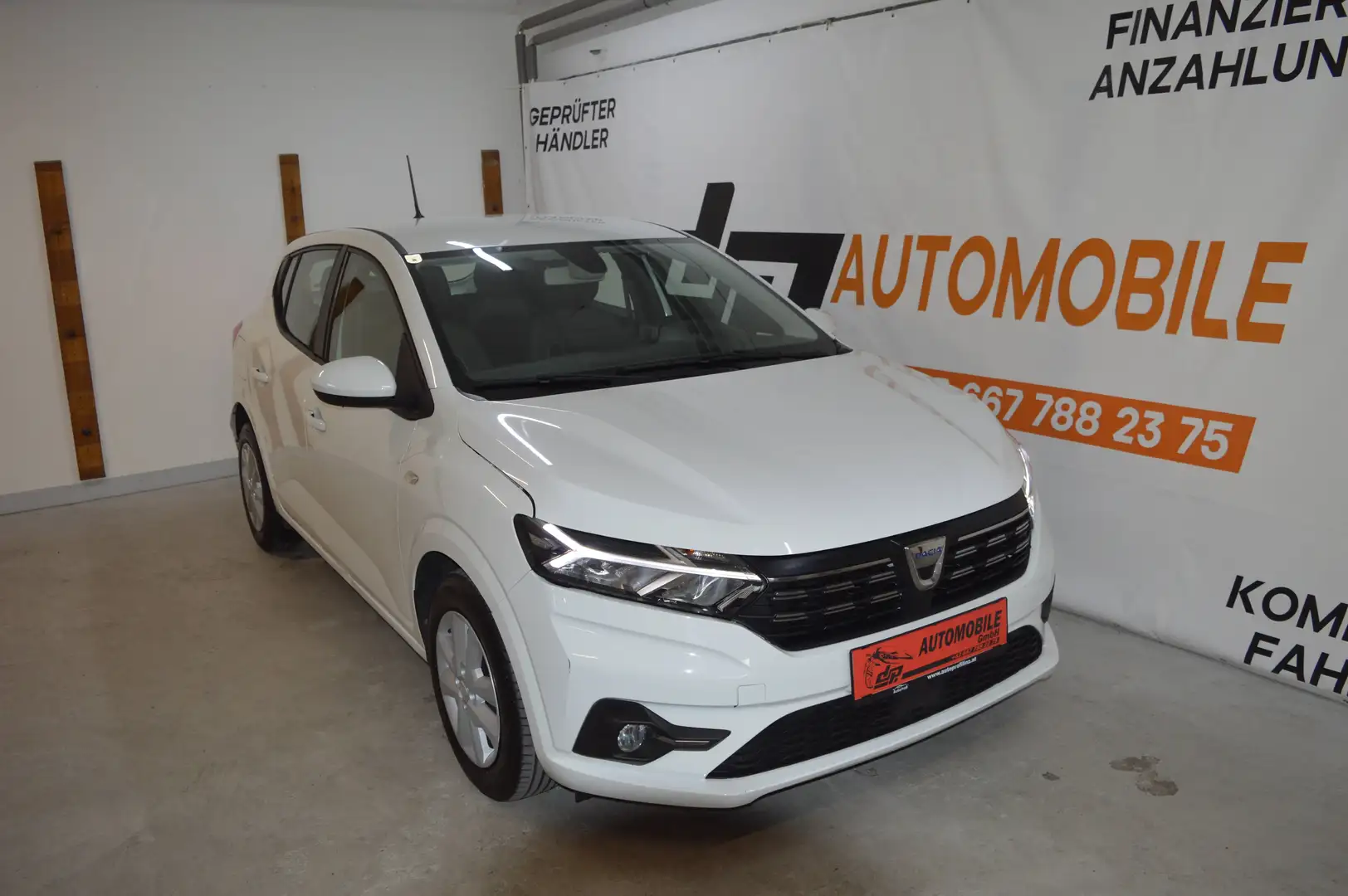 Dacia Sandero **1.Besitz**LED Scheinwerfer**Pickerl 03/27** Weiß - 1