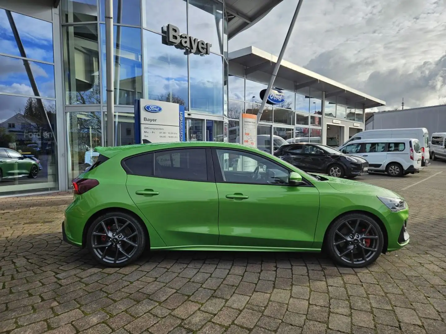 Ford Focus 2.3 EcoBoost S&S ST X Groen - 2