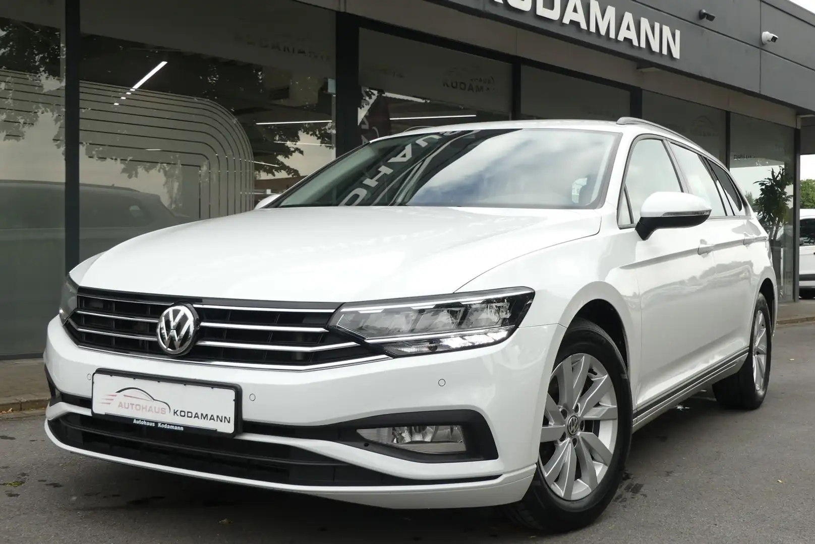Volkswagen Passat Variant 2.0 TDI*ACC*LED*Cam*CarPlay*AHK Weiß - 1