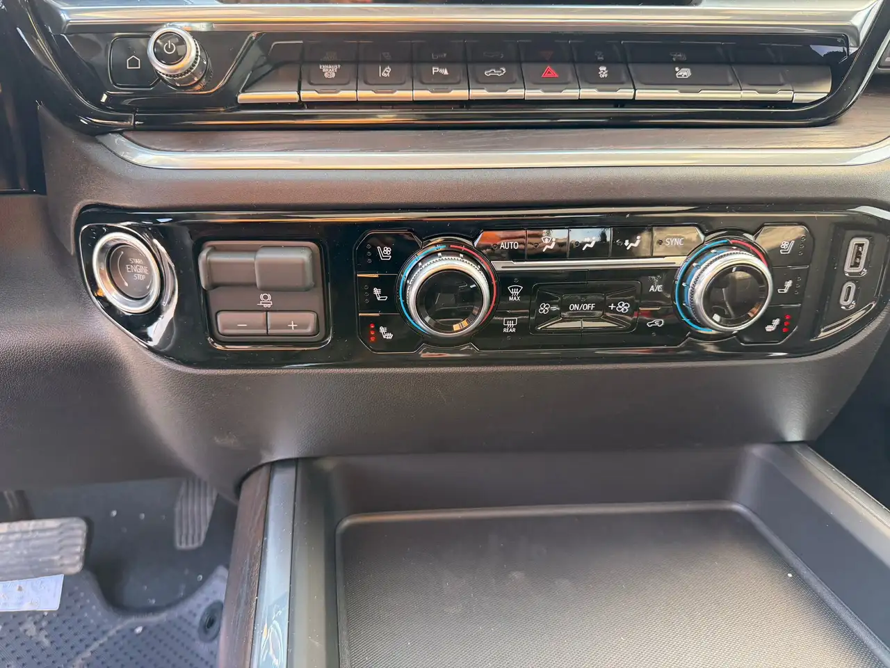 GMC Sierra 3500HD снимка GMC Sierra 3500HD