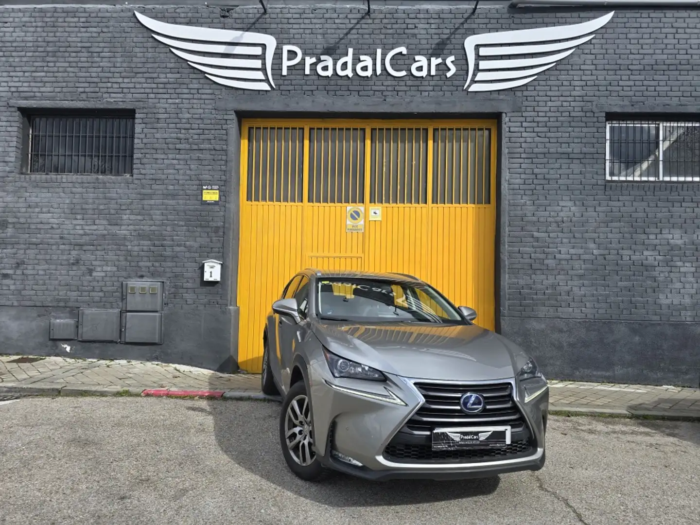 Lexus NX 300 300h Executive 4WD + Navibox - 1