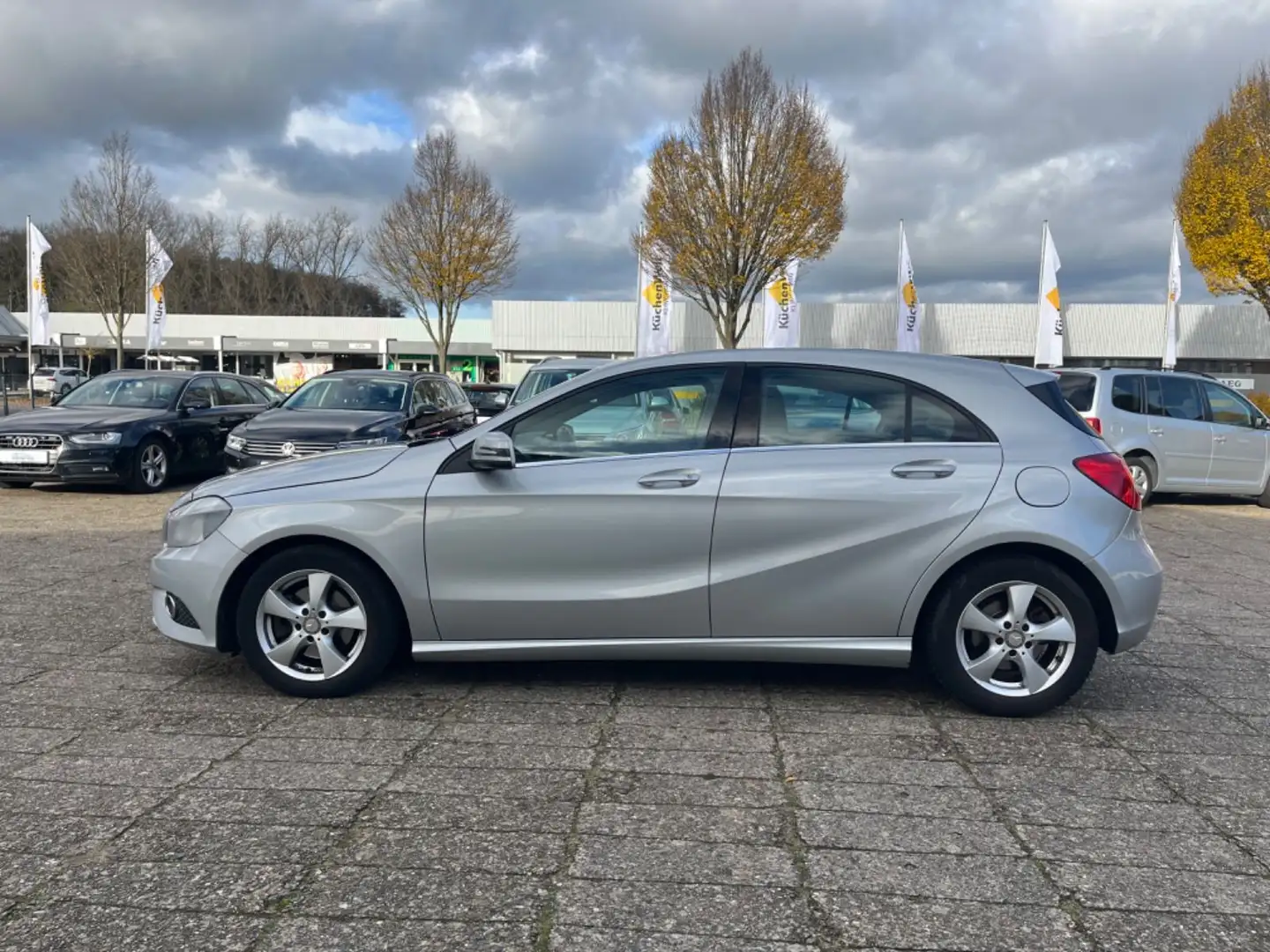 Mercedes-Benz A 180 Scheckheftgepflegt,Sportsitze,Sportpaket Argent - 2