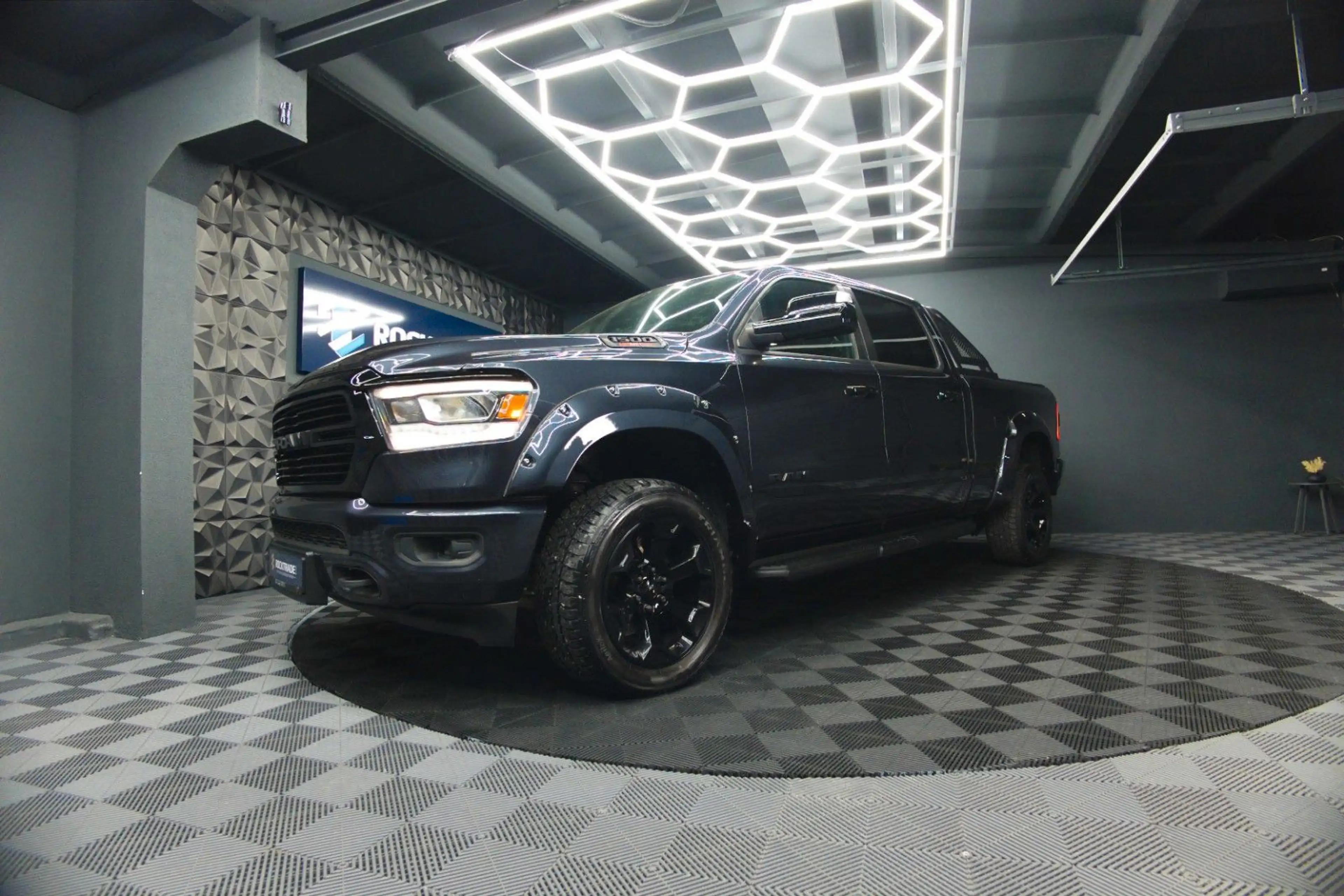 Dodge RAM 5.7 V8 HEMI 4x4 OFFROAD Night-Paket LONGBED — photo 10