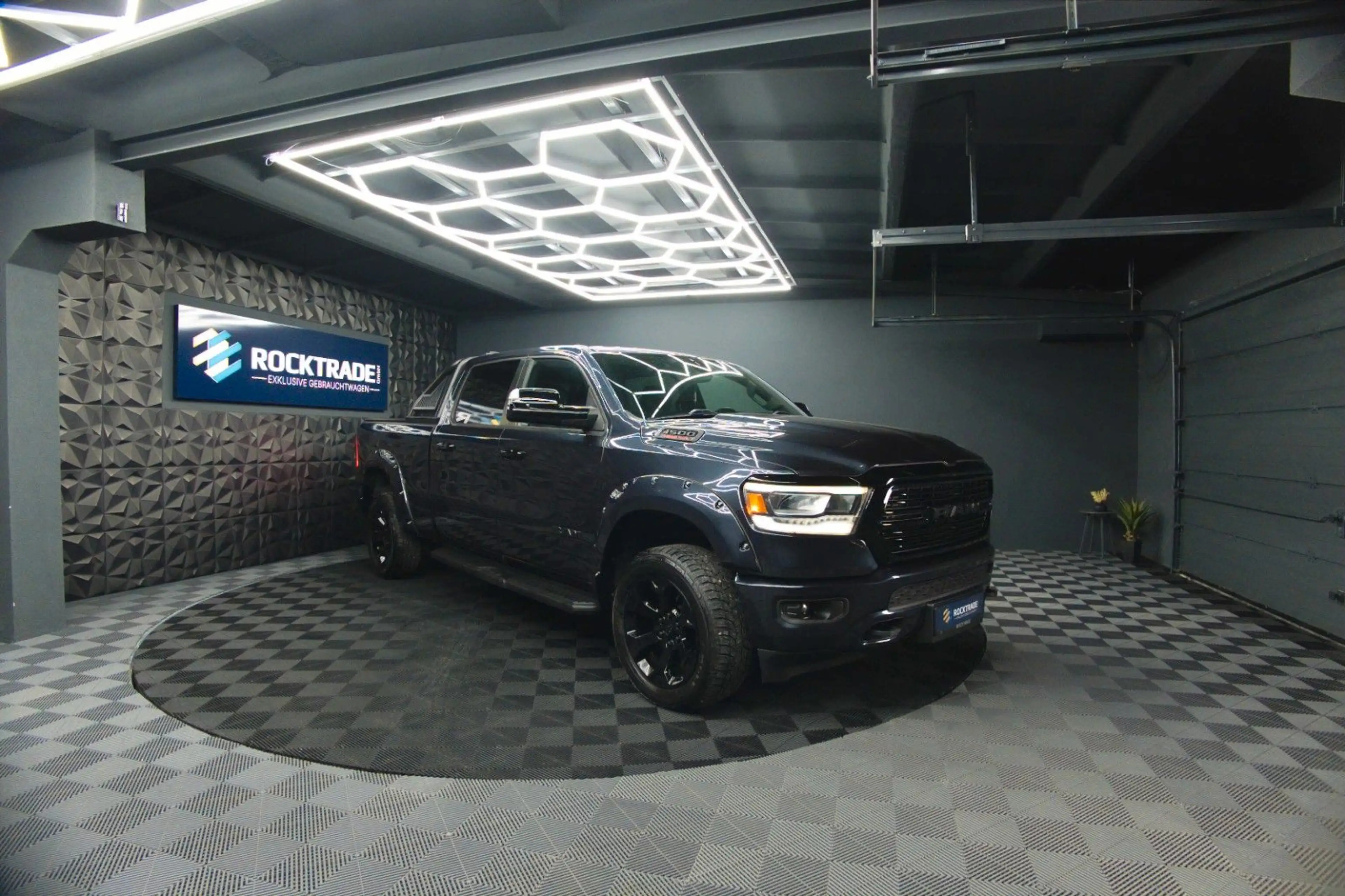 Dodge RAM 5.7 V8 HEMI 4x4 OFFROAD Night-Paket LONGBED — photo 14