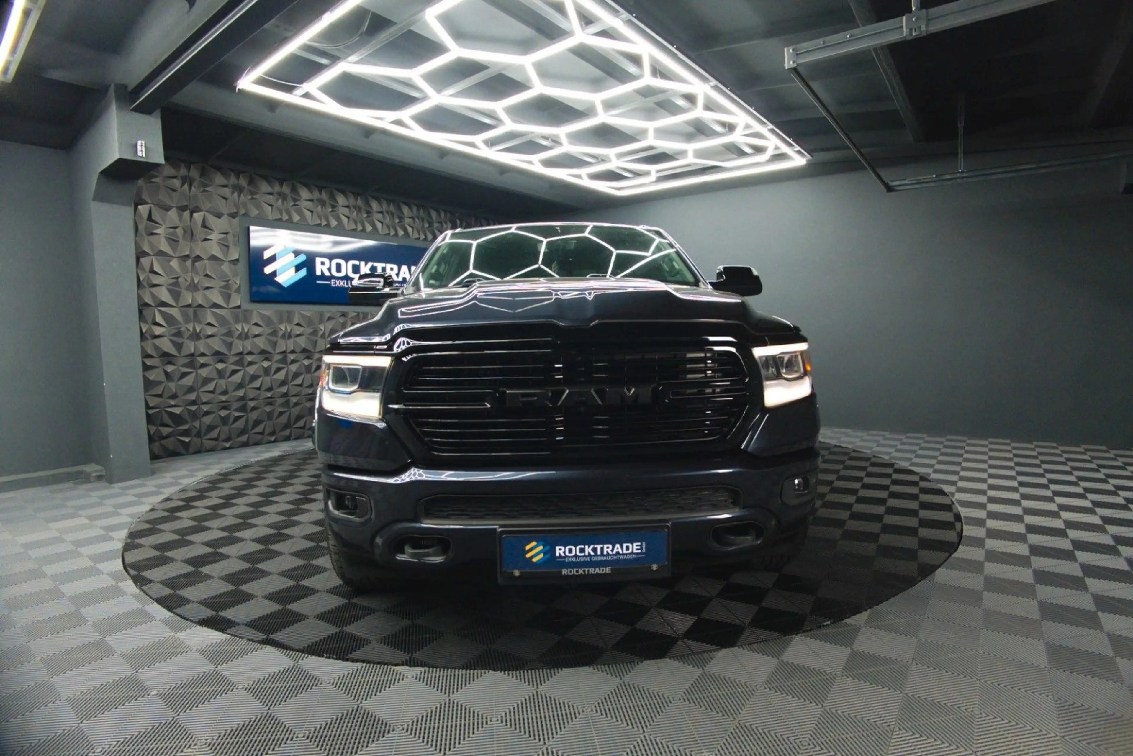 Dodge RAM 5.7 V8 HEMI 4x4 OFFROAD Night-Paket LONGBED — photo 12