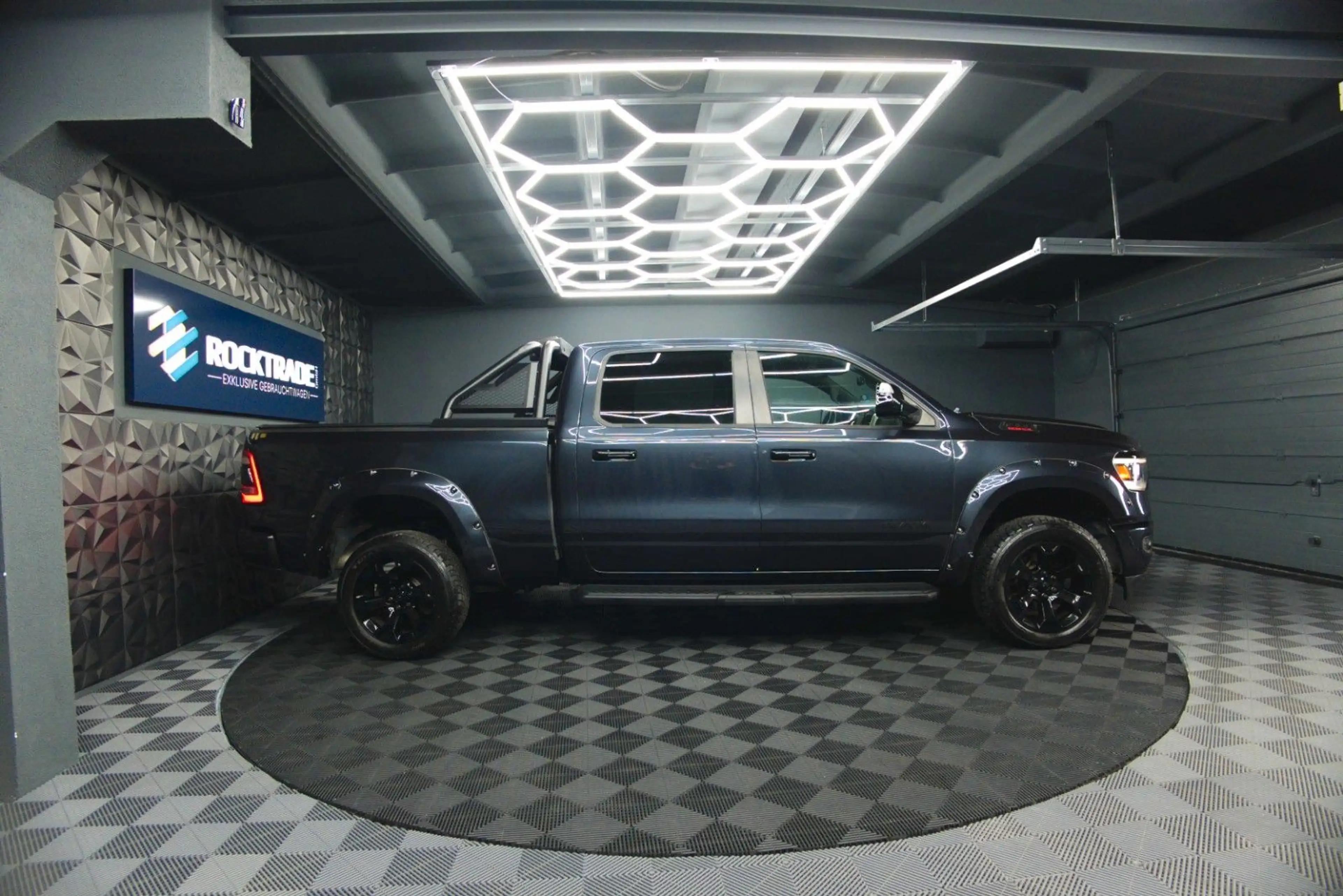 Dodge RAM 5.7 V8 HEMI 4x4 OFFROAD Night-Paket LONGBED — photo 15